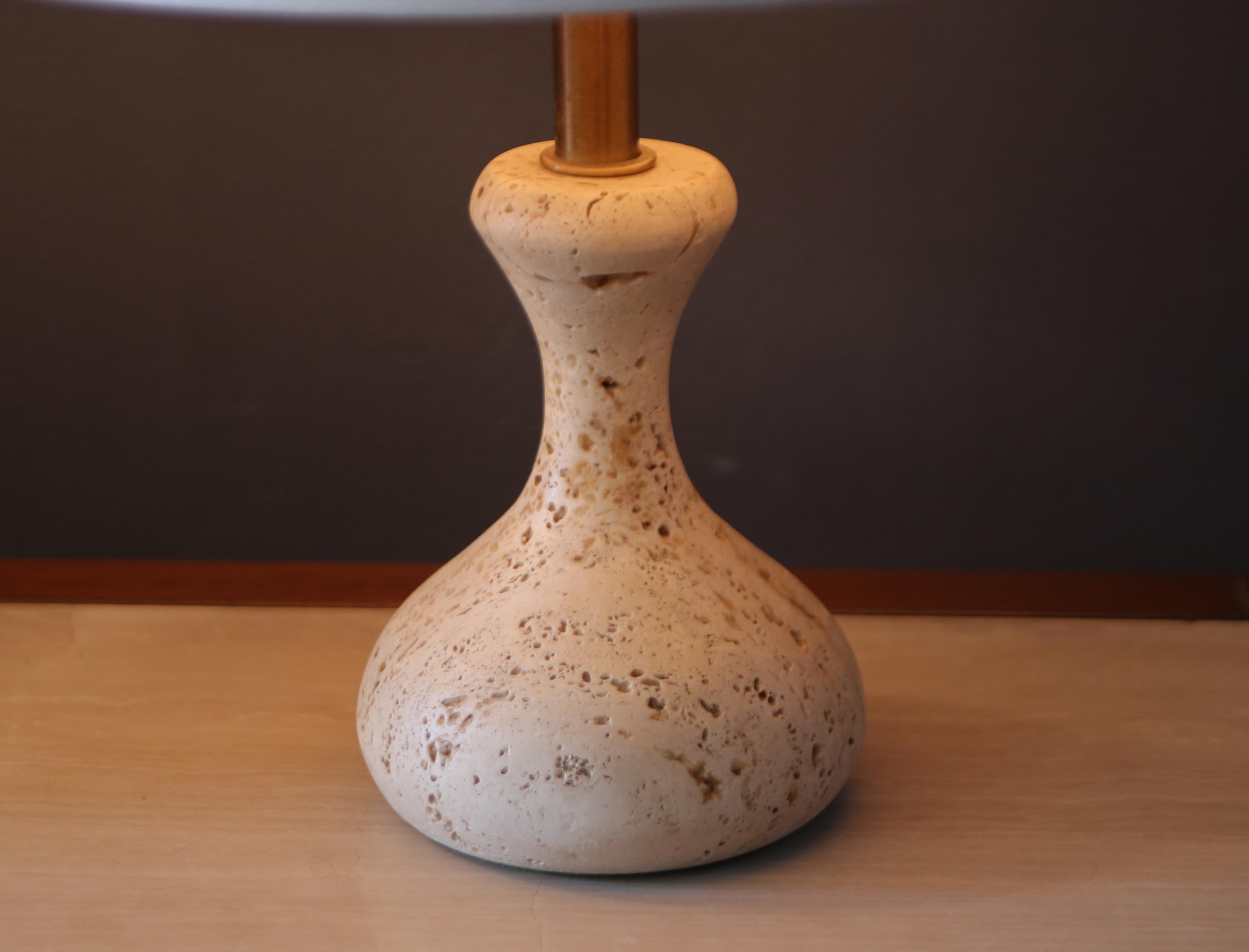 Pair of Italian travertine table lamps from the 1960s
In good condition, the lampshades are original, there may be some small defects or stains