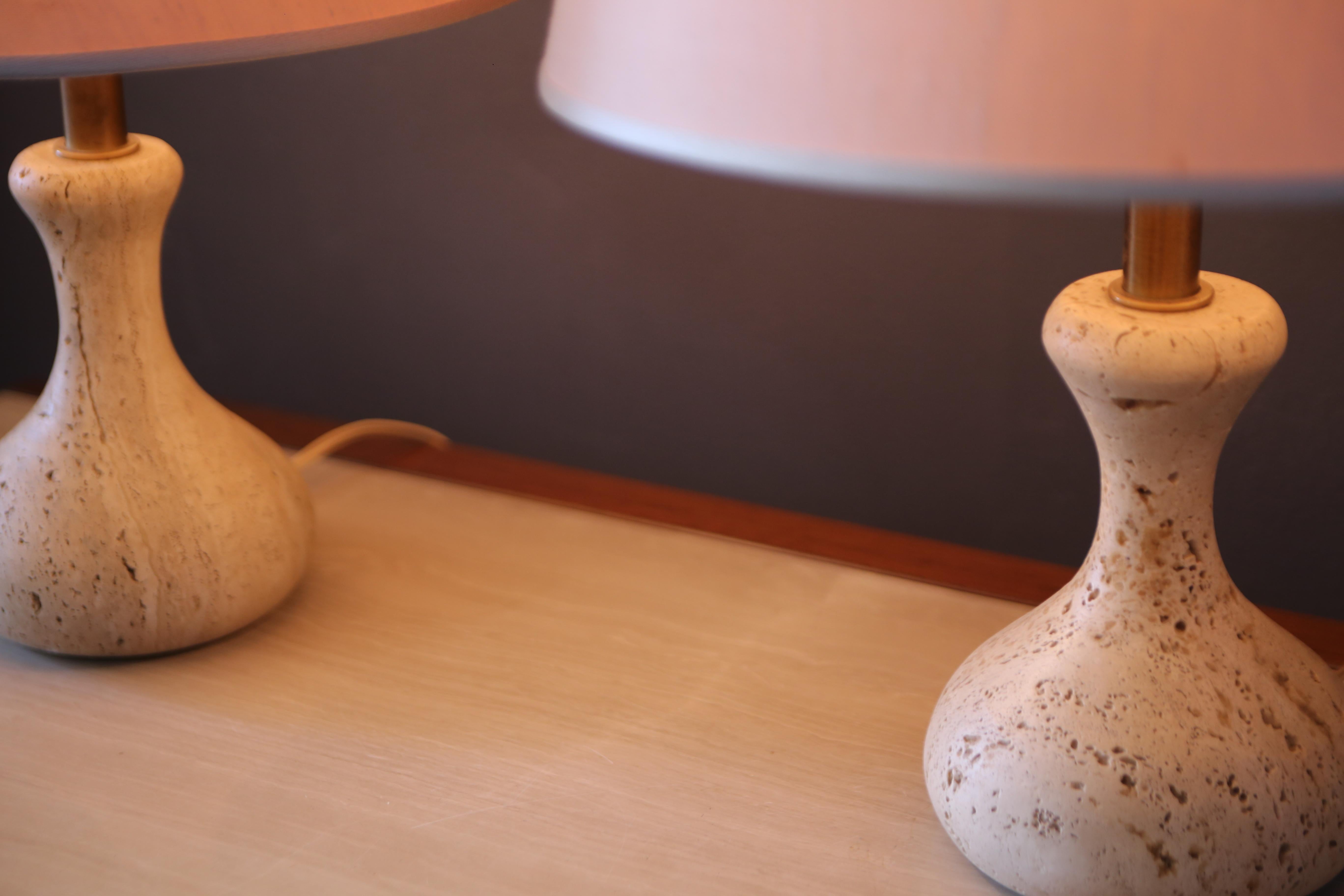 Minimalist Pair Italian travertine table lamps from the 60s For Sale