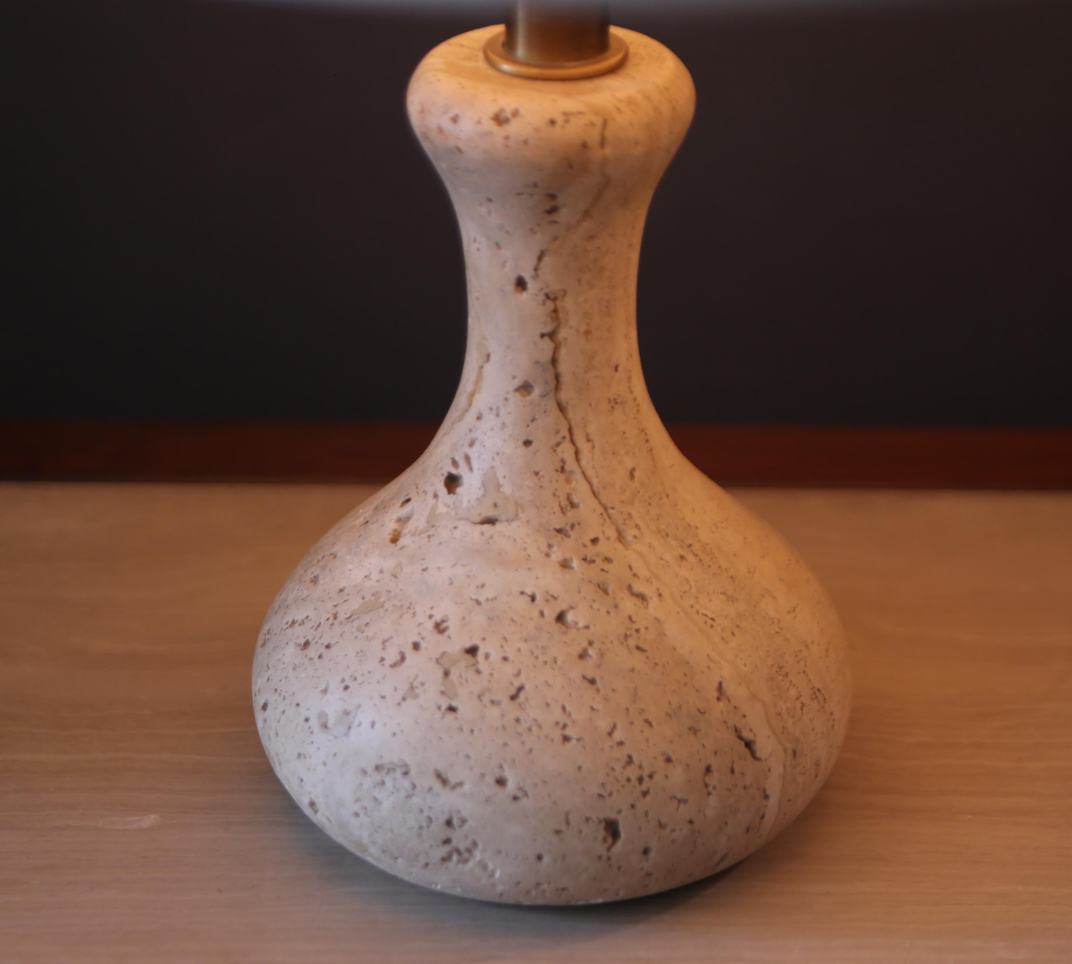 Pair Italian travertine table lamps from the 60s In Good Condition For Sale In Vigevano, PV