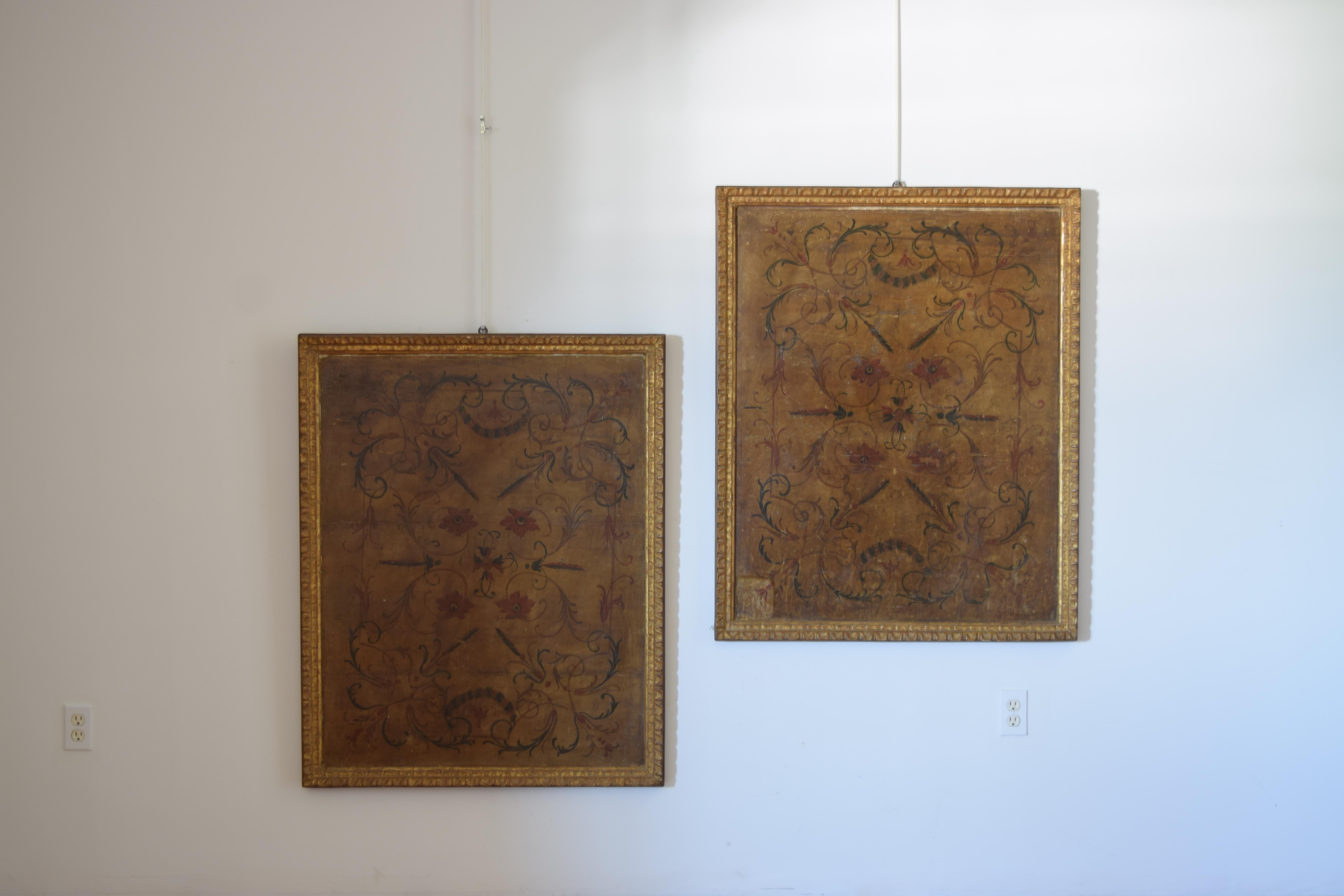 Jede Tafel ist auf Karton gemalt, mit Blumen, Blättern, Ranken und Schriftrollen, die typisch für das italienische Rokoko sind. Die Tafeln könnten einst direkt an den Wänden eines großen Salons angebracht worden sein, eingepasst in Rahmen aus