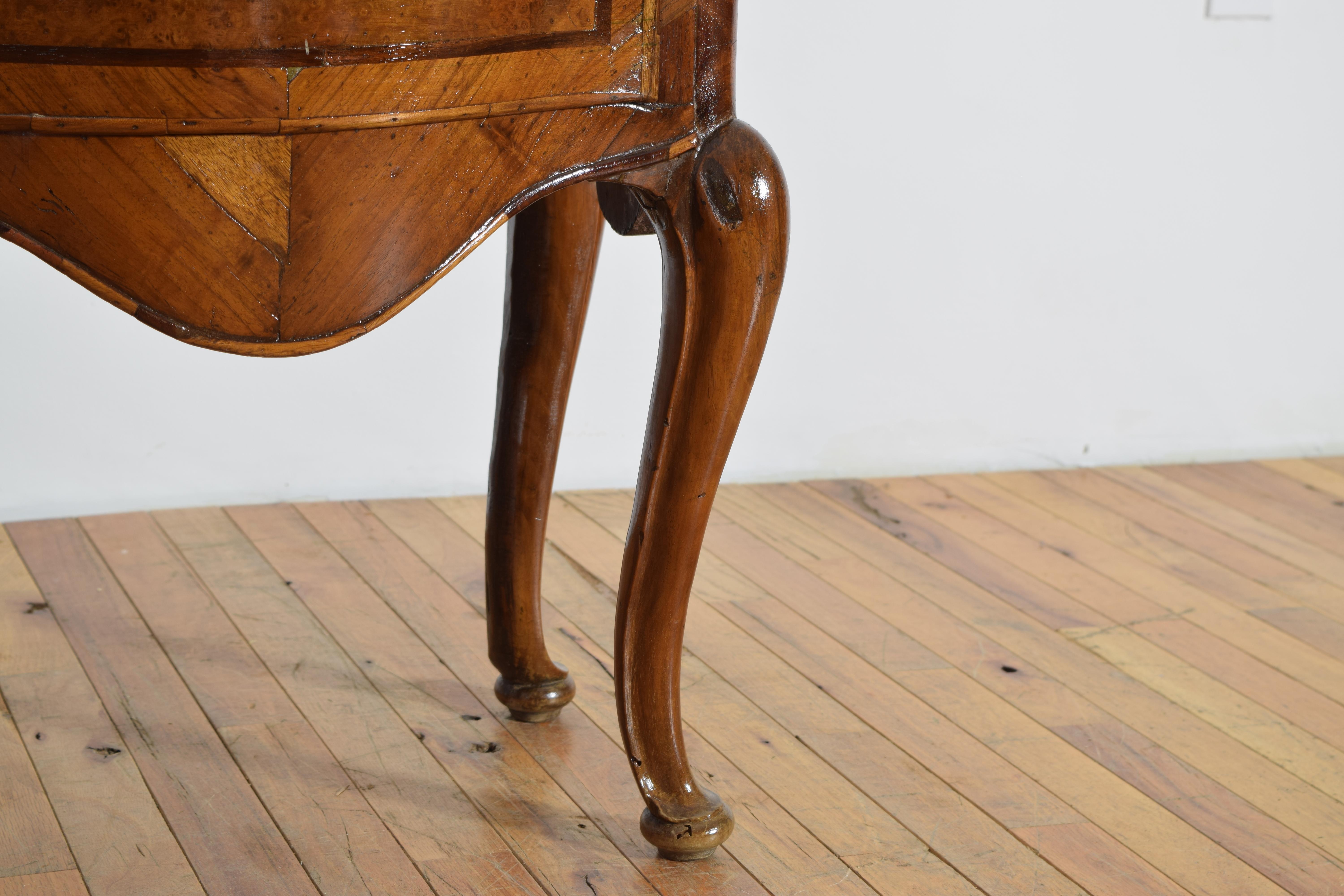 Coppia di comodini in noce e intarsiati di epoca rococò, metà del XVIII sec. in vendita 2