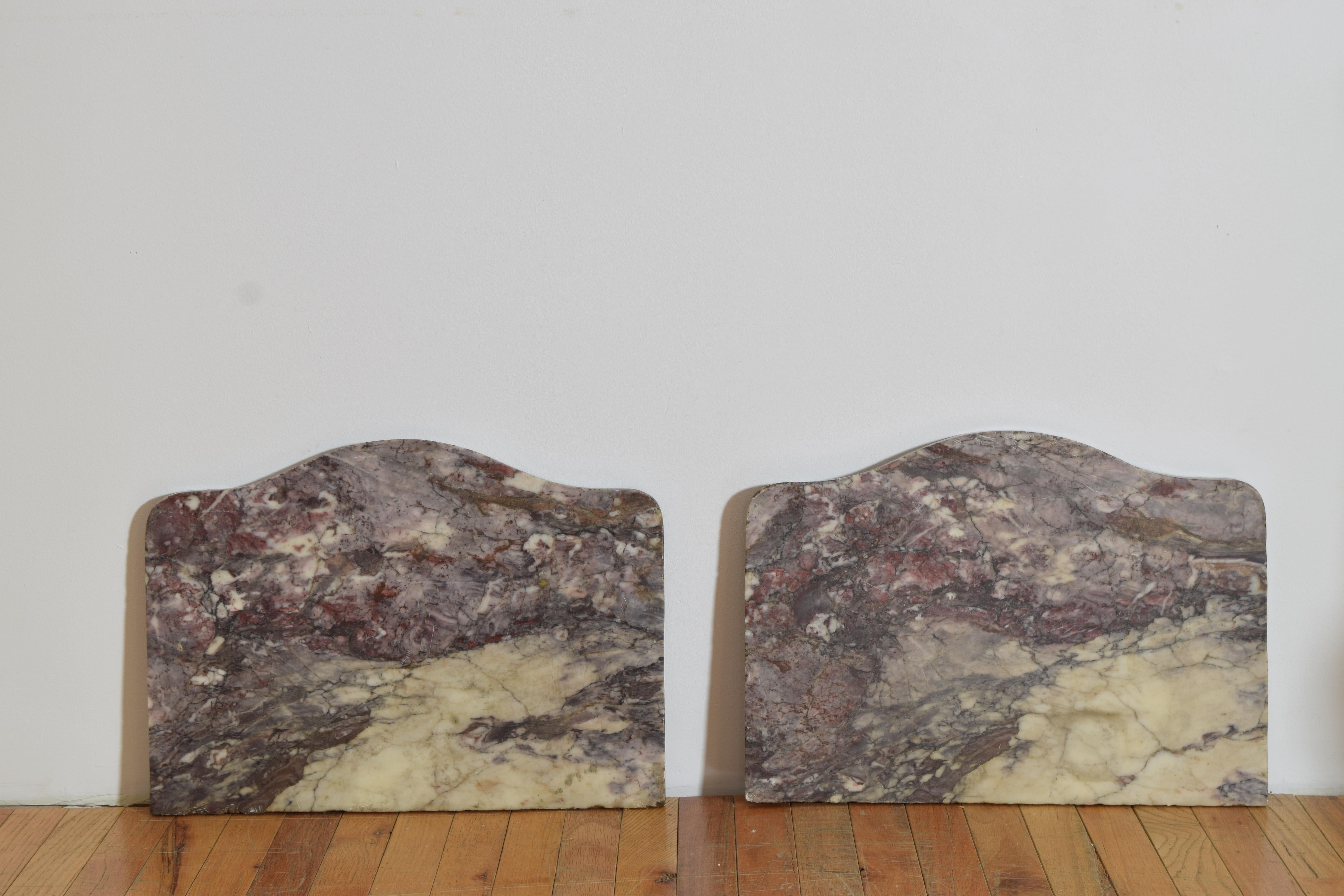 Coppia di comodini in noce e intarsiati di epoca rococò, metà del XVIII sec. in vendita 3