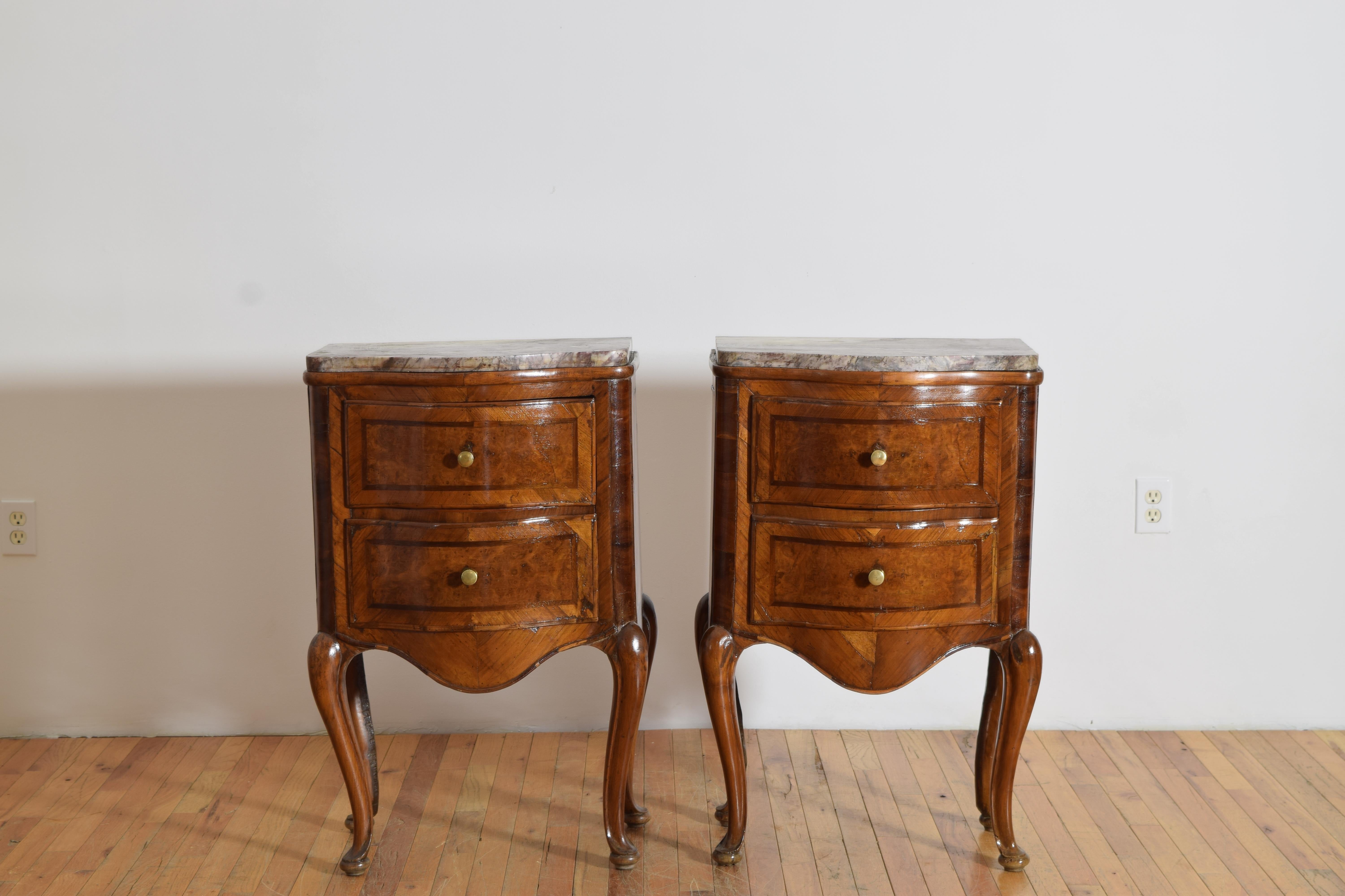 Impiallacciato Coppia di comodini in noce e intarsiati di epoca rococò, metà del XVIII sec. in vendita