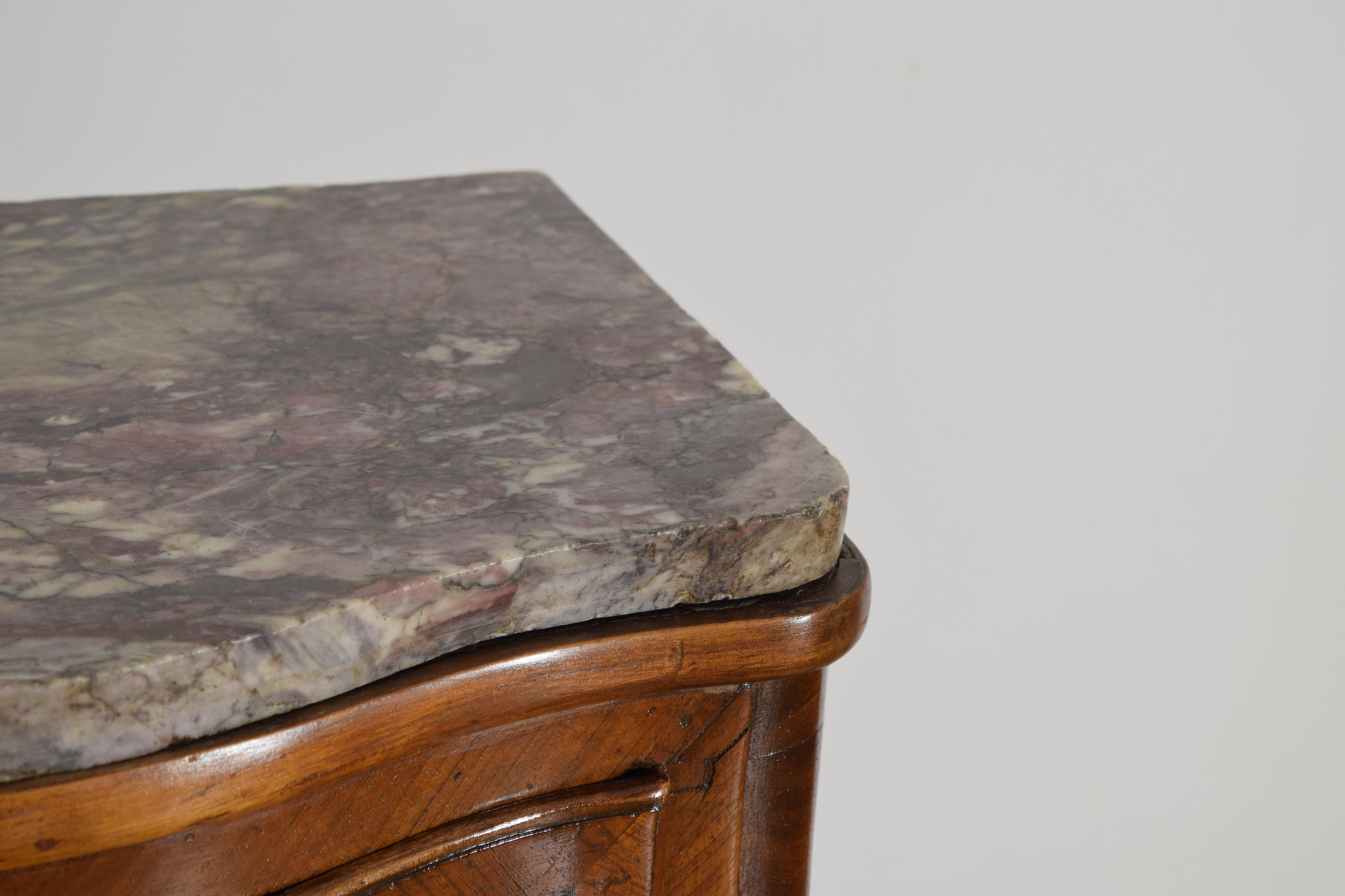 XVIII secolo Coppia di comodini in noce e intarsiati di epoca rococò, metà del XVIII sec. in vendita