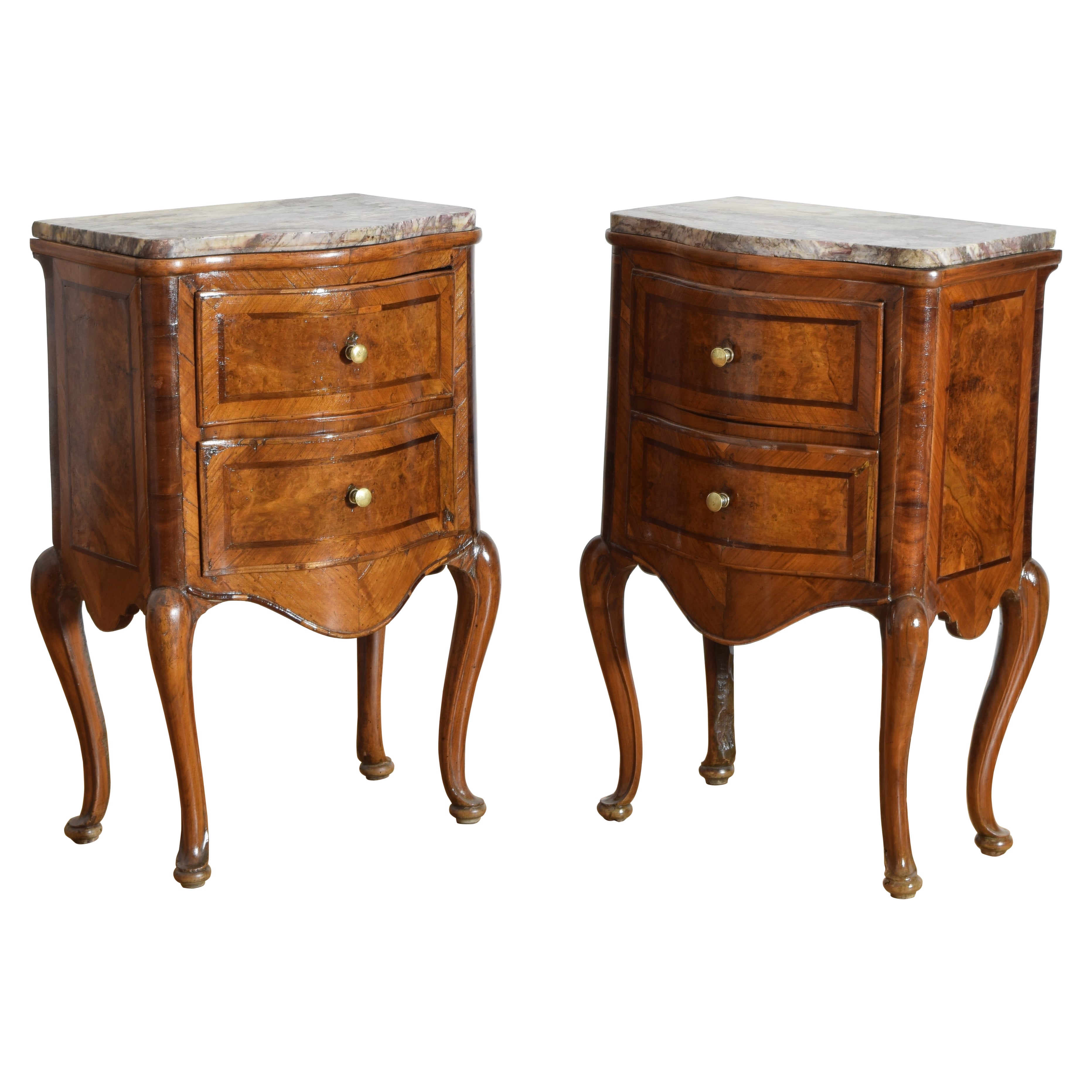 Coppia di comodini in noce e intarsiati di epoca rococò, metà del XVIII sec. in vendita