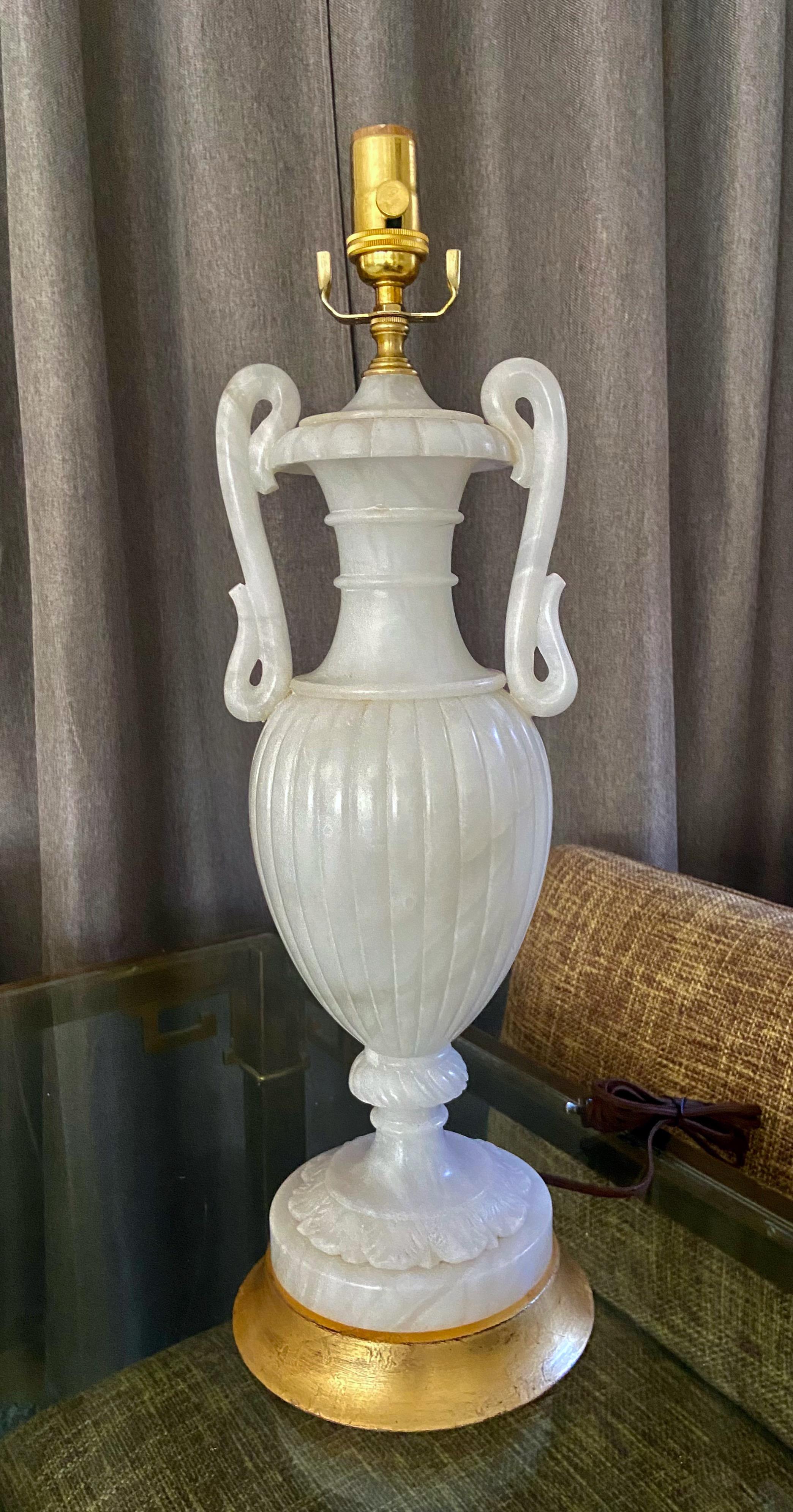 Paar italienische Urnen- und Henkel-Tischlampen aus Alabaster im neoklassischen Stil im Angebot 4