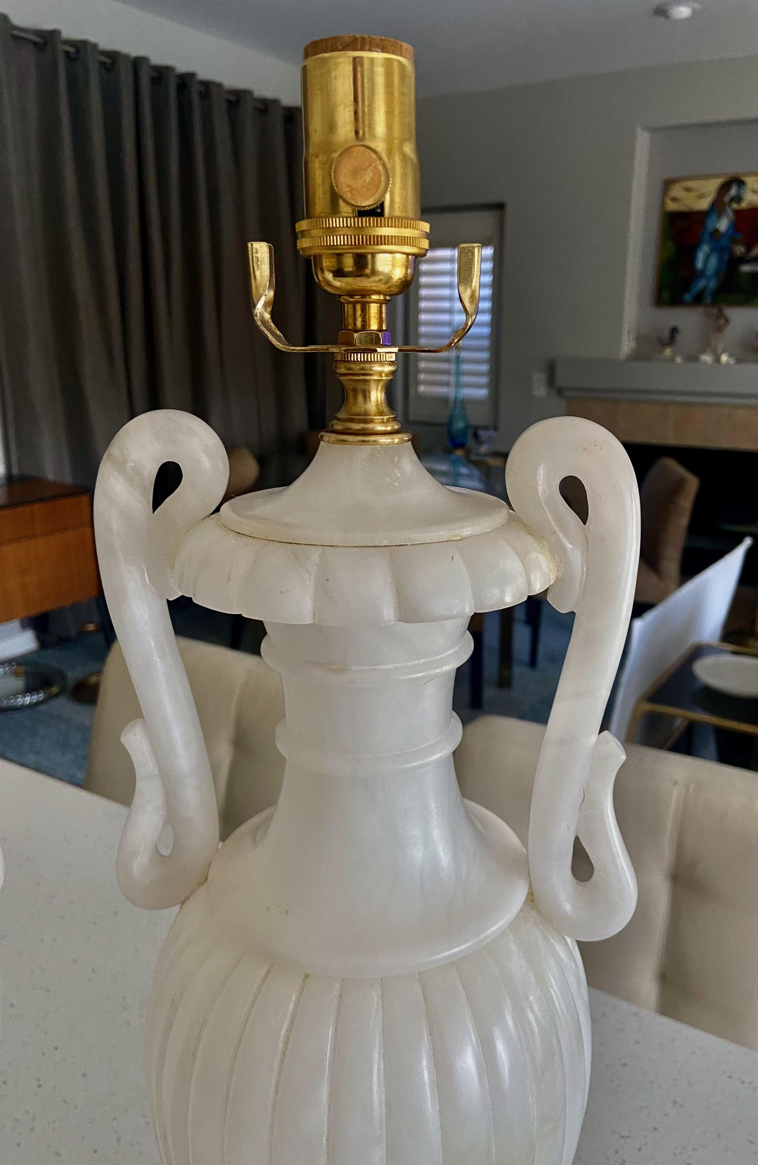 Paar italienische Urnen- und Henkel-Tischlampen aus Alabaster im neoklassischen Stil im Angebot 9