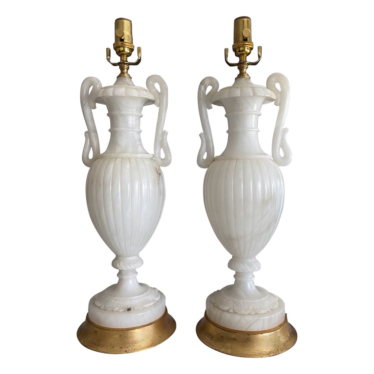 Paire de lampes de table italiennes en albâtre néoclassique avec urne et poignées