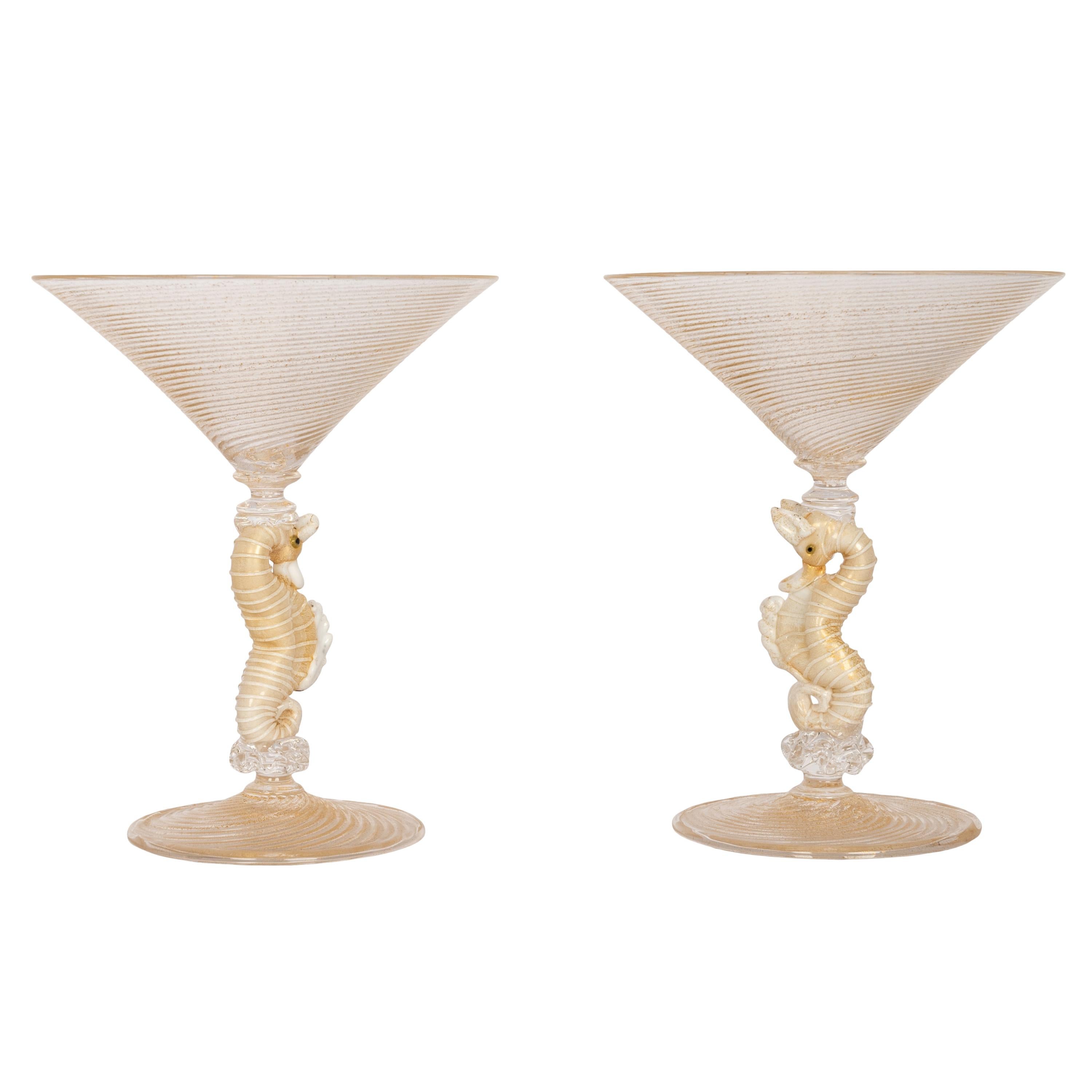 Un par muy elegante de copas de cóctel o champán venecianas de vidrio soplado a mano, de Salviati, Italia, Circa 1910.
Este encantador par de copas de cóctel o champán está decorado en el cuenco y el pie con un diseño en espiral. Los tallos están
