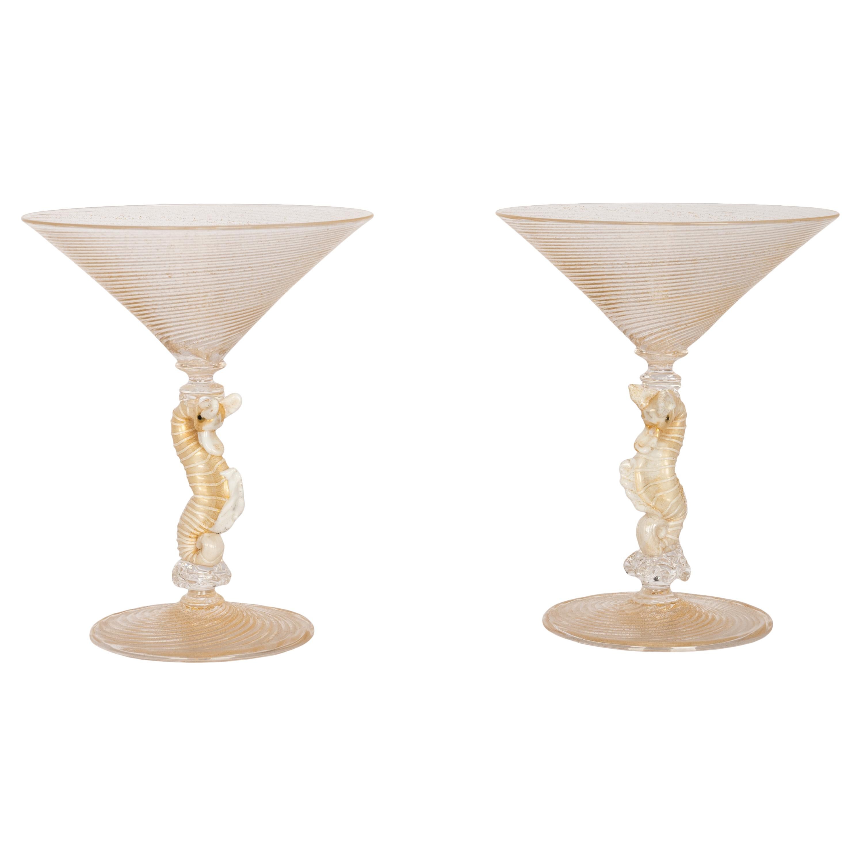 Pareja de copas de cóctel italianas de Murano sopladas a mano con caballitos de mar Salviati 1910 Moderno de mediados de siglo
