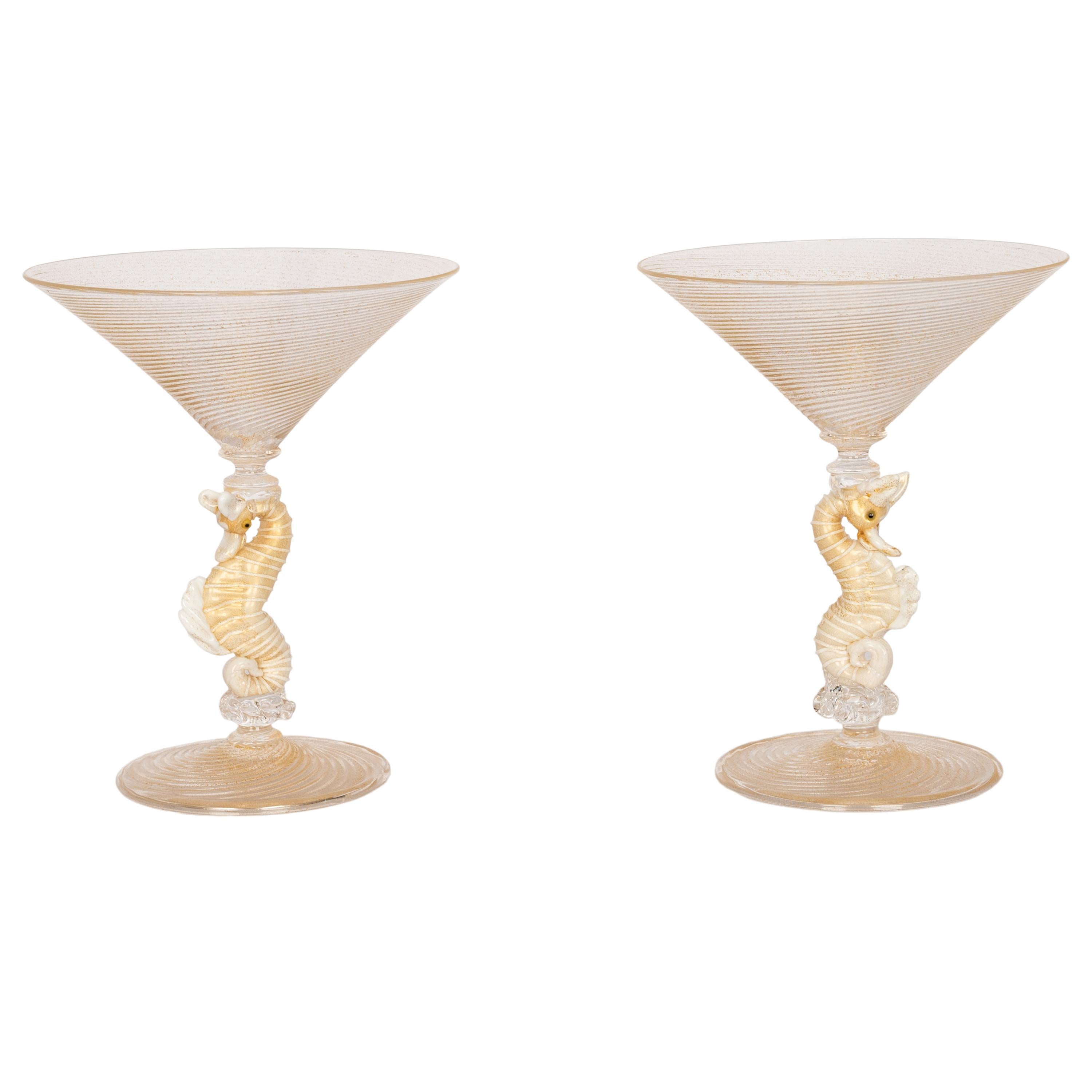 Pareja de copas de cóctel italianas de Murano sopladas a mano con caballitos de mar Salviati 1910 Italiano