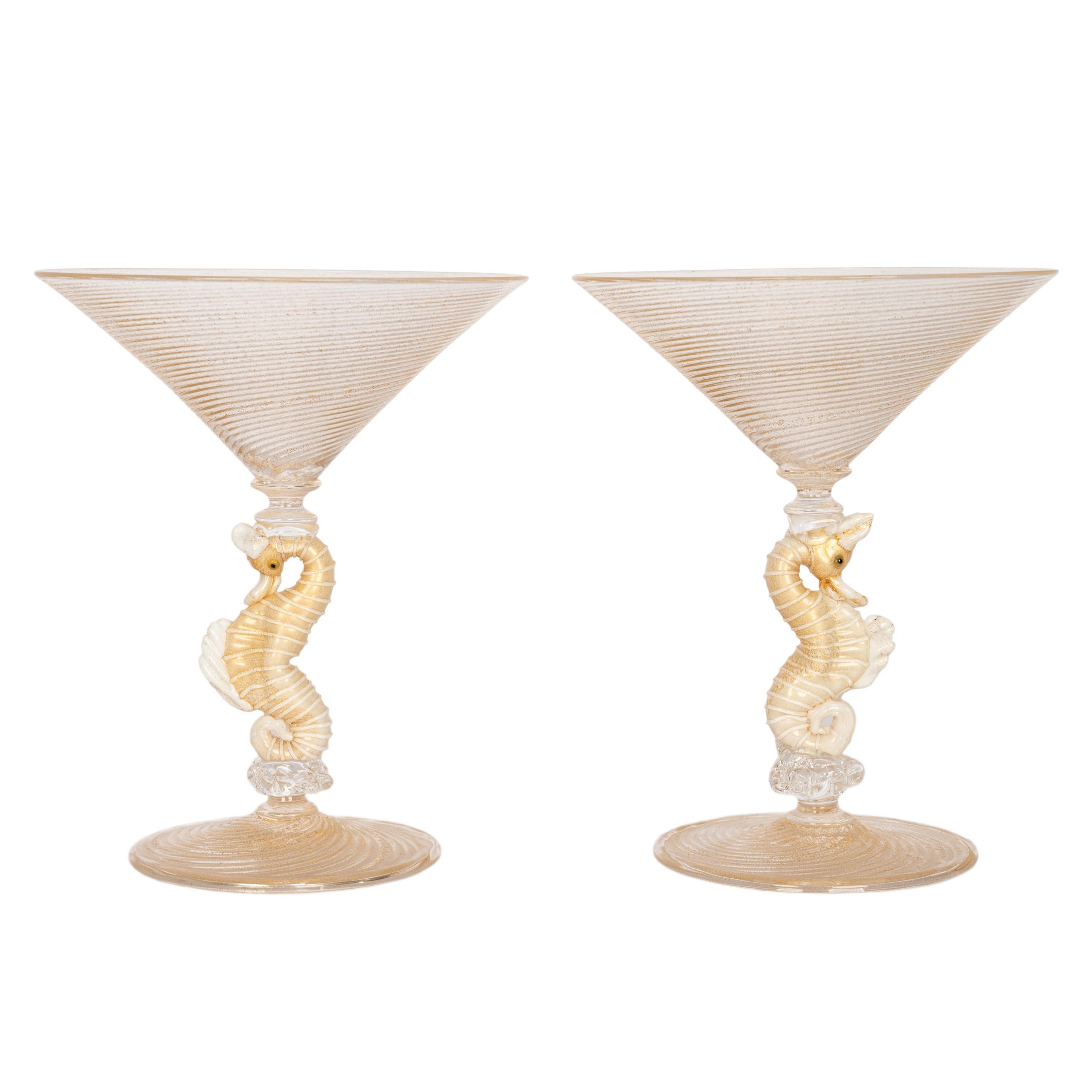 Pareja de copas de cóctel italianas de Murano sopladas a mano con caballitos de mar Salviati 1910 Hecho a mano