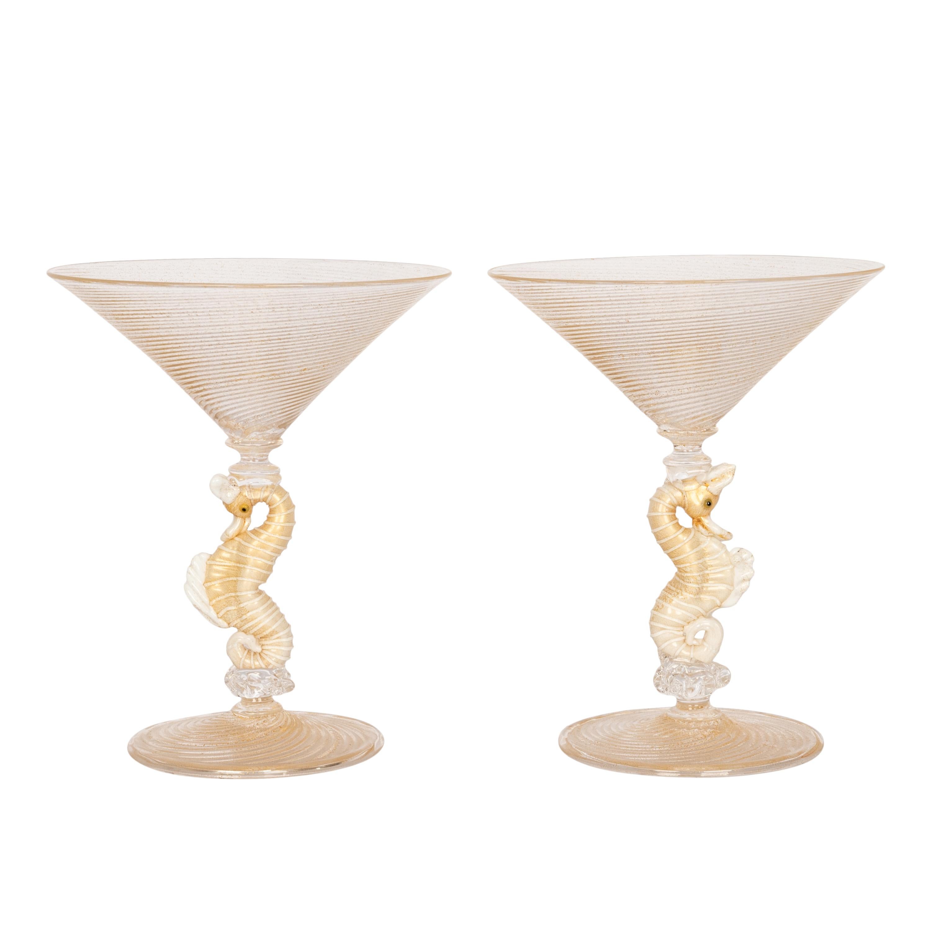 Pareja de copas de cóctel italianas de Murano sopladas a mano con caballitos de mar Salviati 1910 en Bueno Estado en Portland, OR
