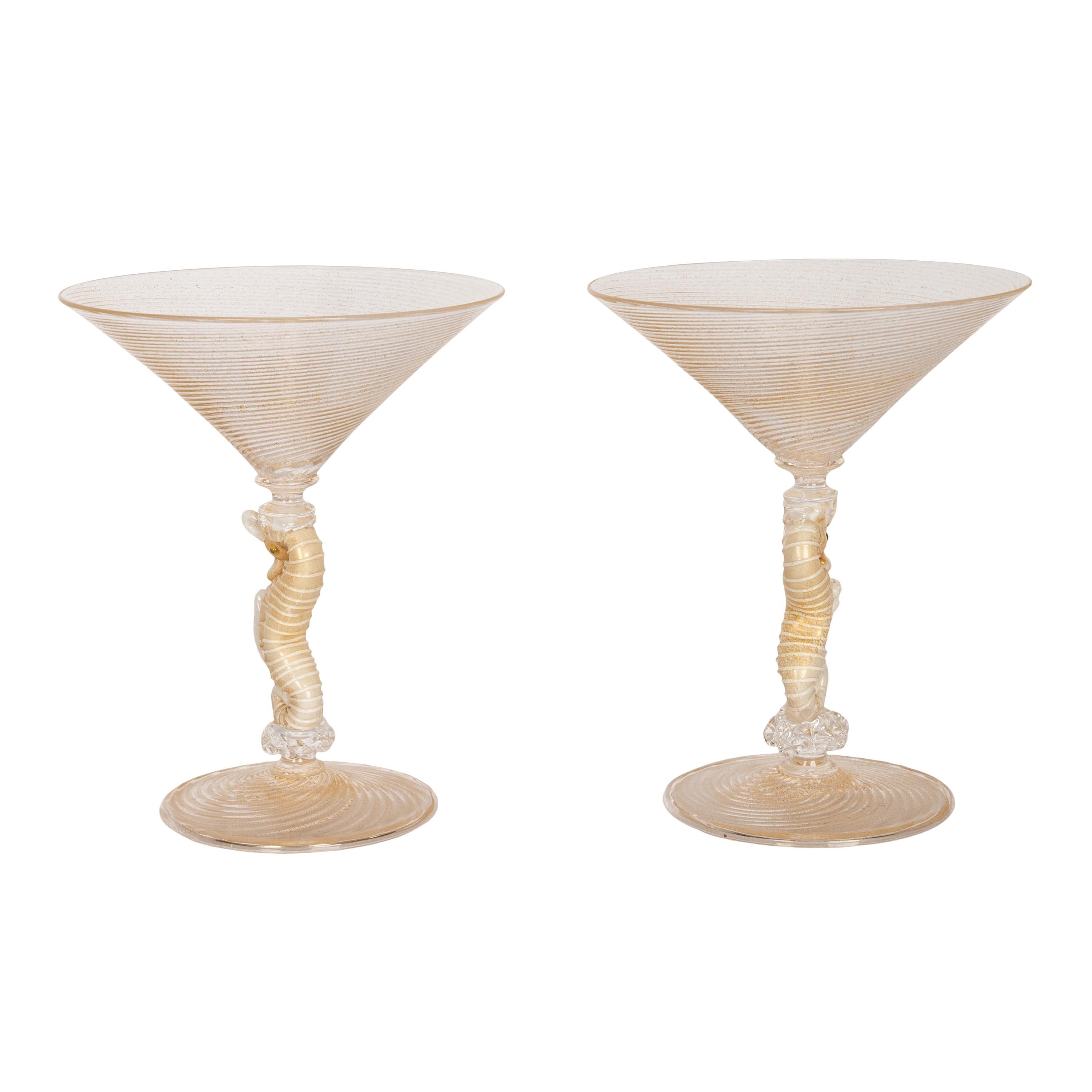 Pareja de copas de cóctel italianas de Murano sopladas a mano con caballitos de mar Salviati 1910 principios del siglo XX