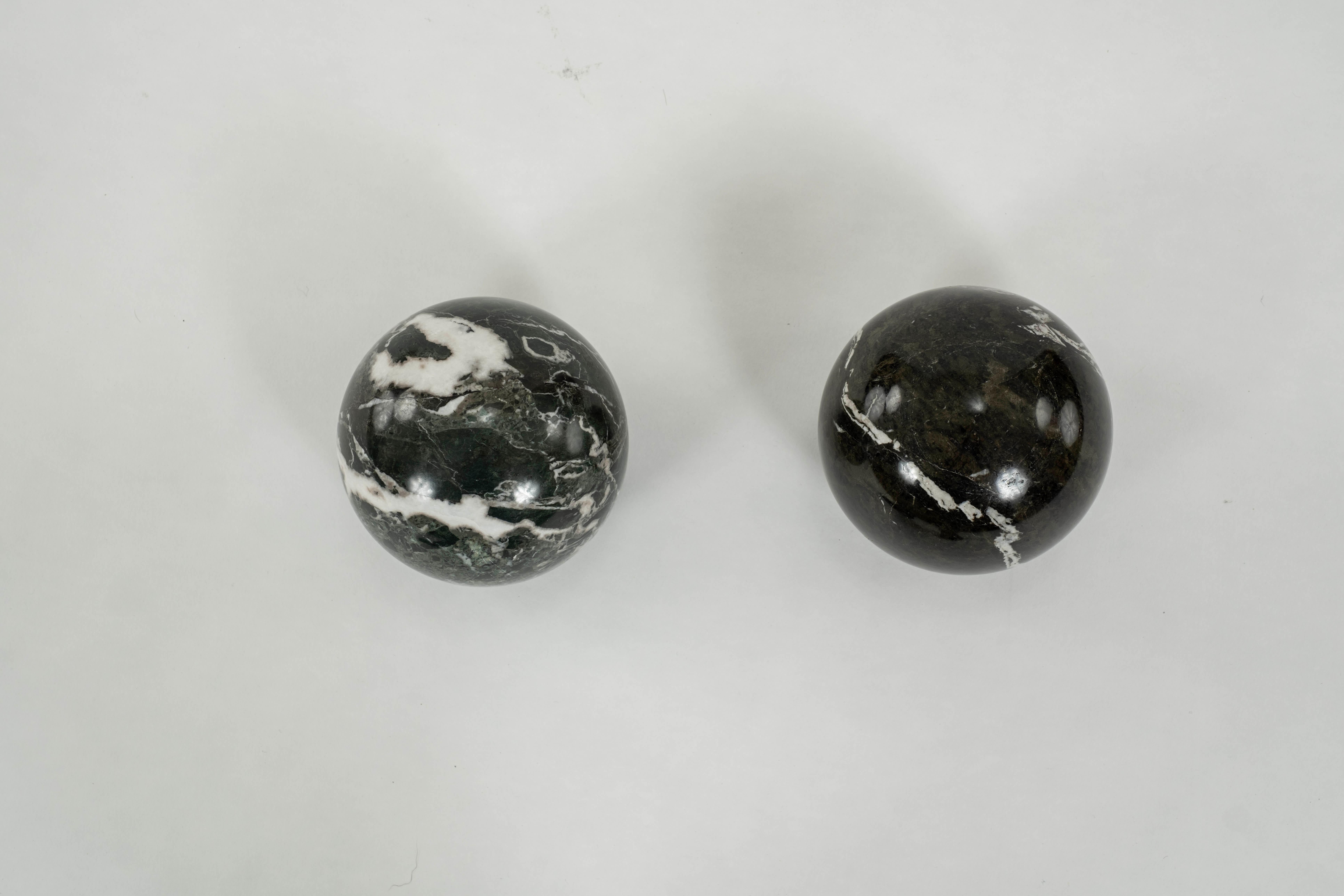Paar italienische Marmorkugeln Verde Polcevere im Angebot 1