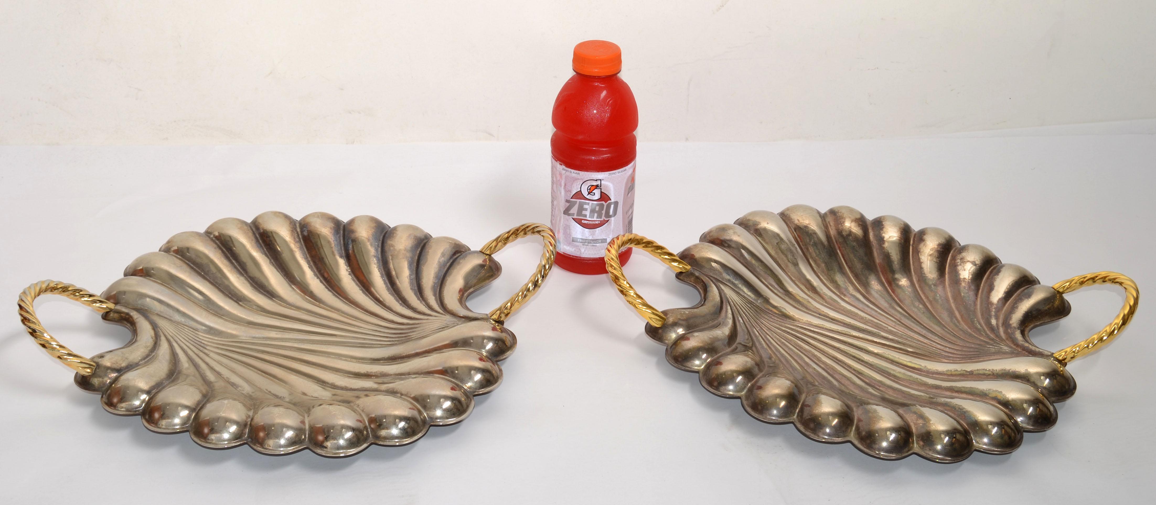 Pareja de bandejas vintage italianas Oneida Silverplate Swirl Brass Handle Shape Seashell en venta 4