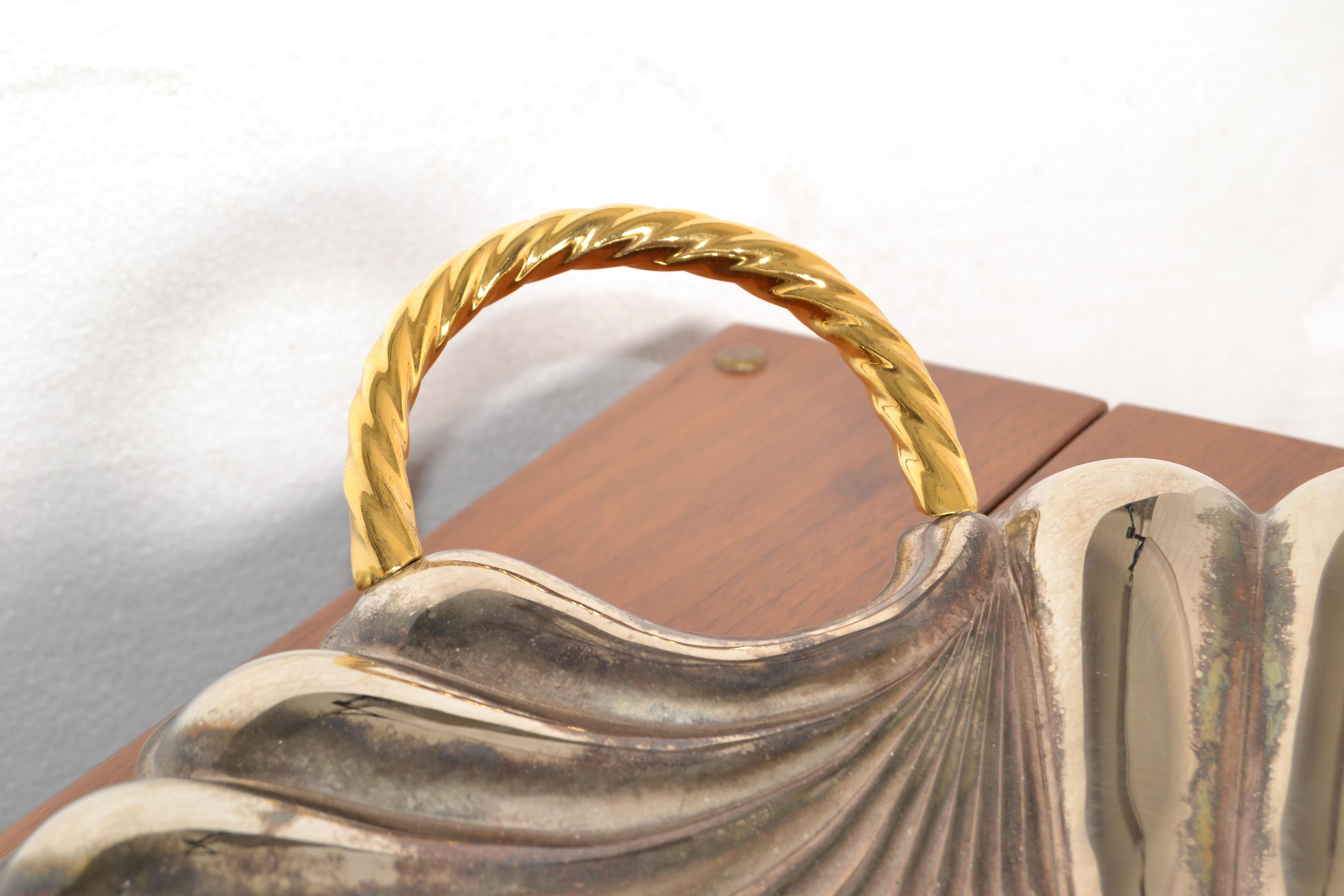 Pareja de bandejas vintage italianas Oneida Silverplate Swirl Brass Handle Shape Seashell en venta 6