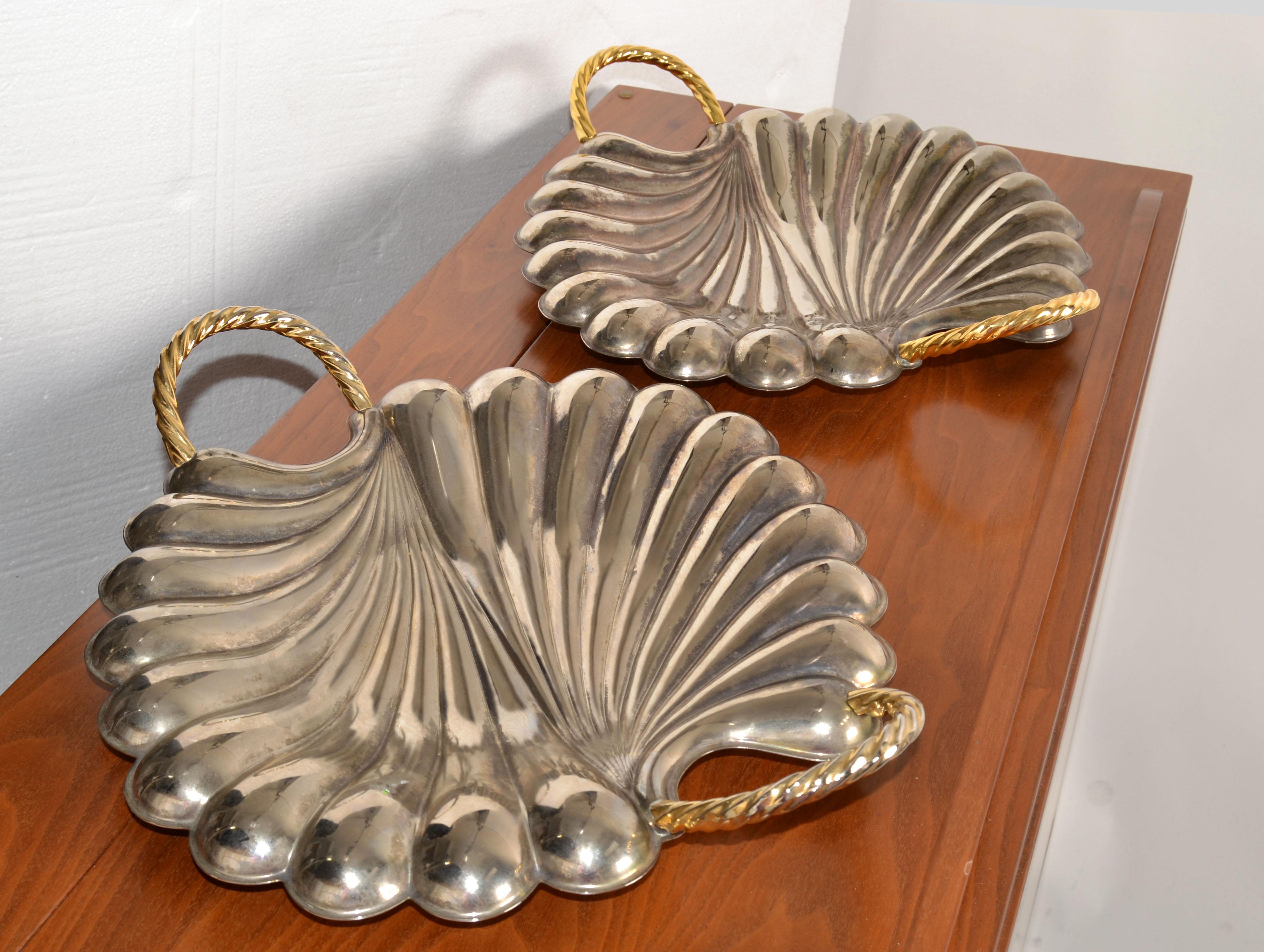 Pareja de bandejas vintage italianas Oneida Silverplate Swirl Brass Handle Shape Seashell Hecho a mano en venta