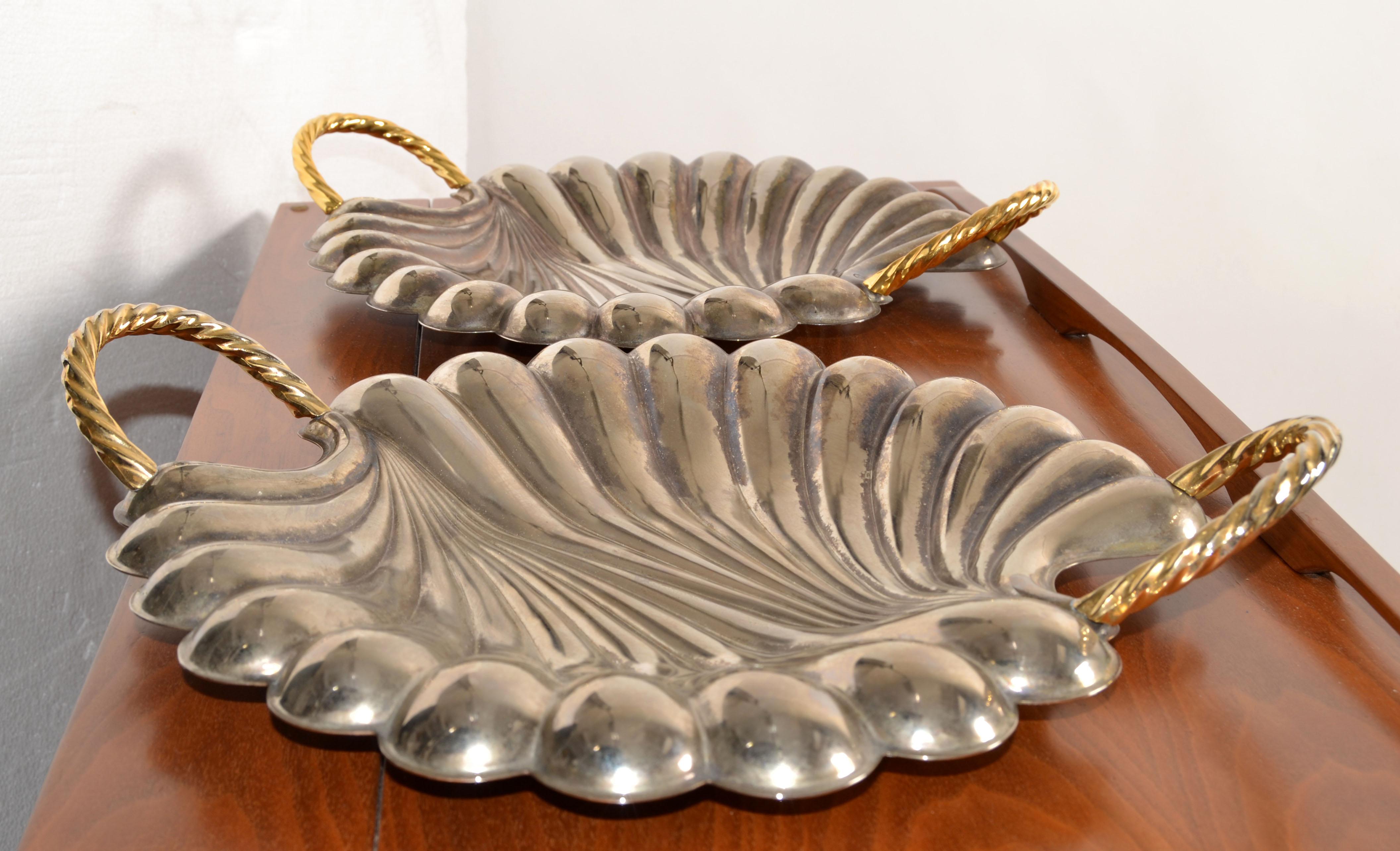 Pareja de bandejas vintage italianas Oneida Silverplate Swirl Brass Handle Shape Seashell en Bueno estado para la venta en Miami, FL