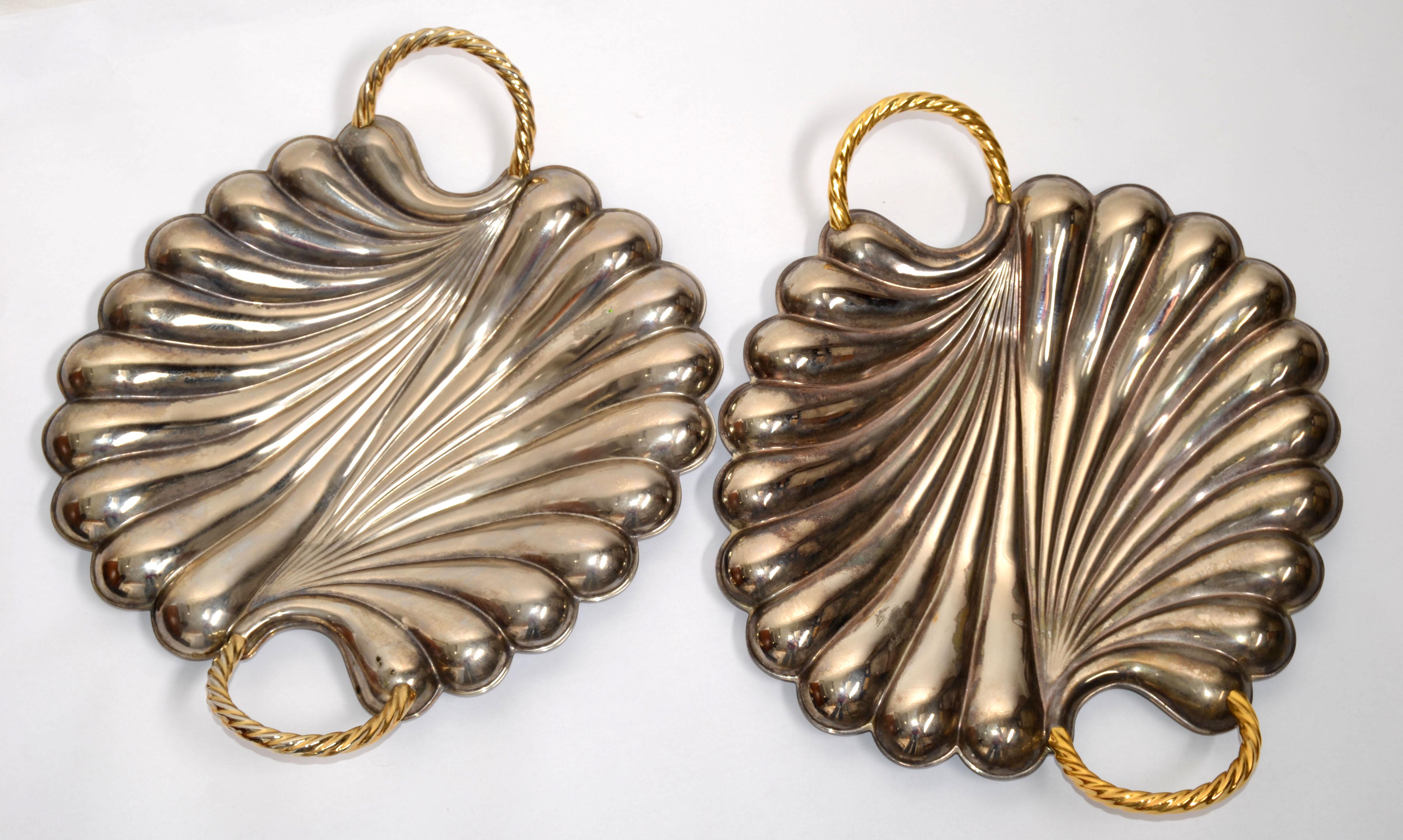 Pareja de bandejas vintage italianas Oneida Silverplate Swirl Brass Handle Shape Seashell siglo XX en venta