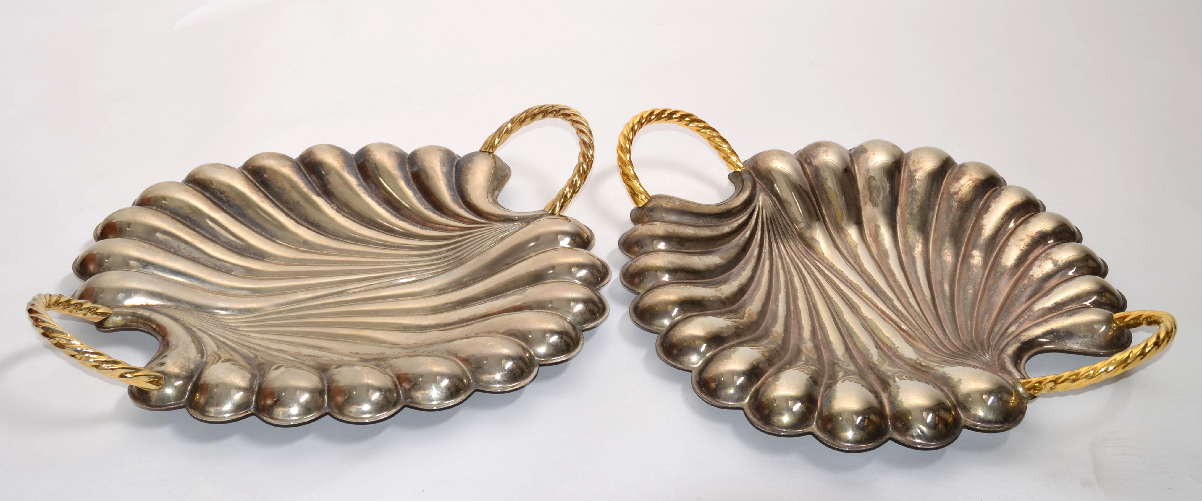 Pareja de bandejas vintage italianas Oneida Silverplate Swirl Brass Handle Shape Seashell Metal en venta