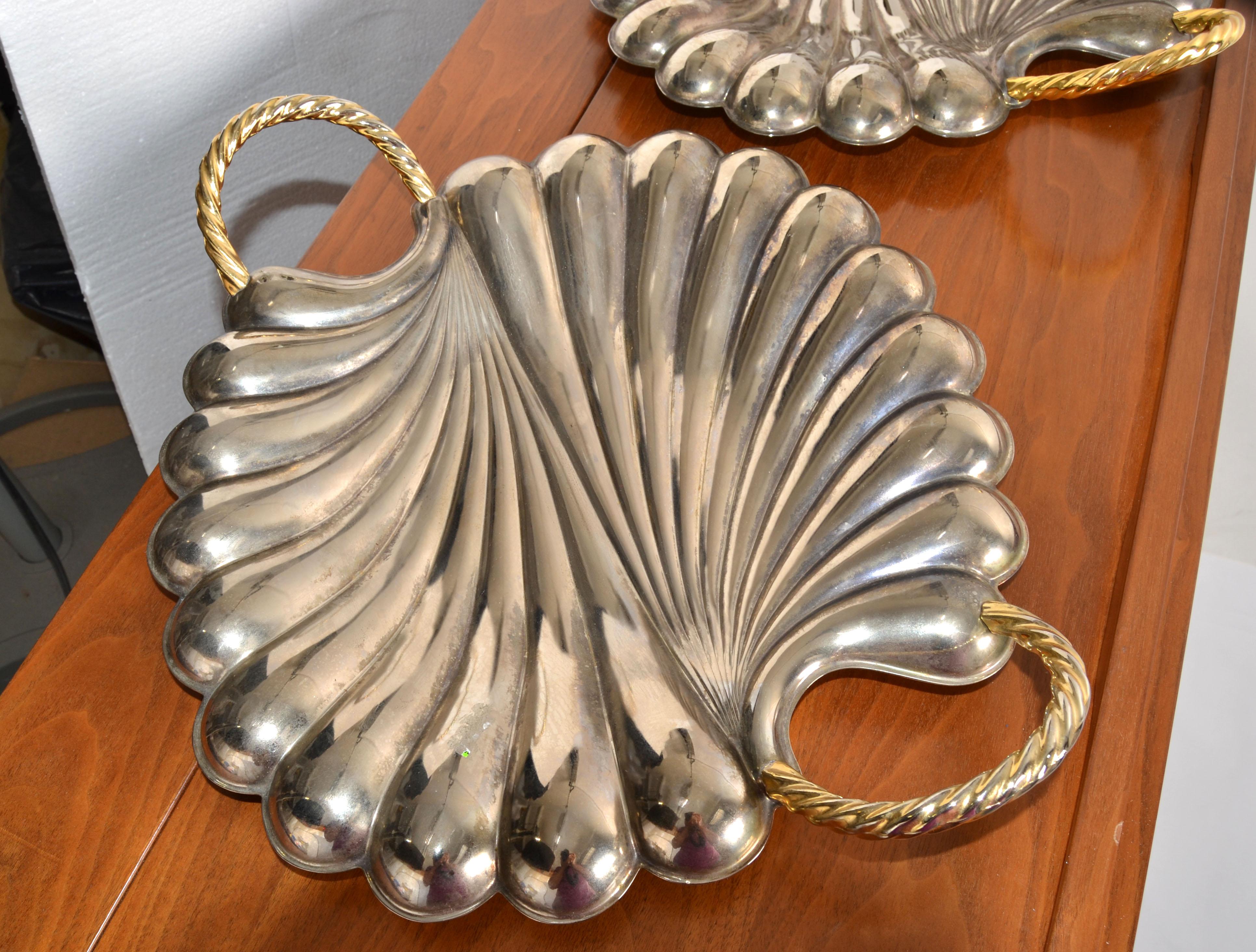 Pareja de bandejas vintage italianas Oneida Silverplate Swirl Brass Handle Shape Seashell en venta 1