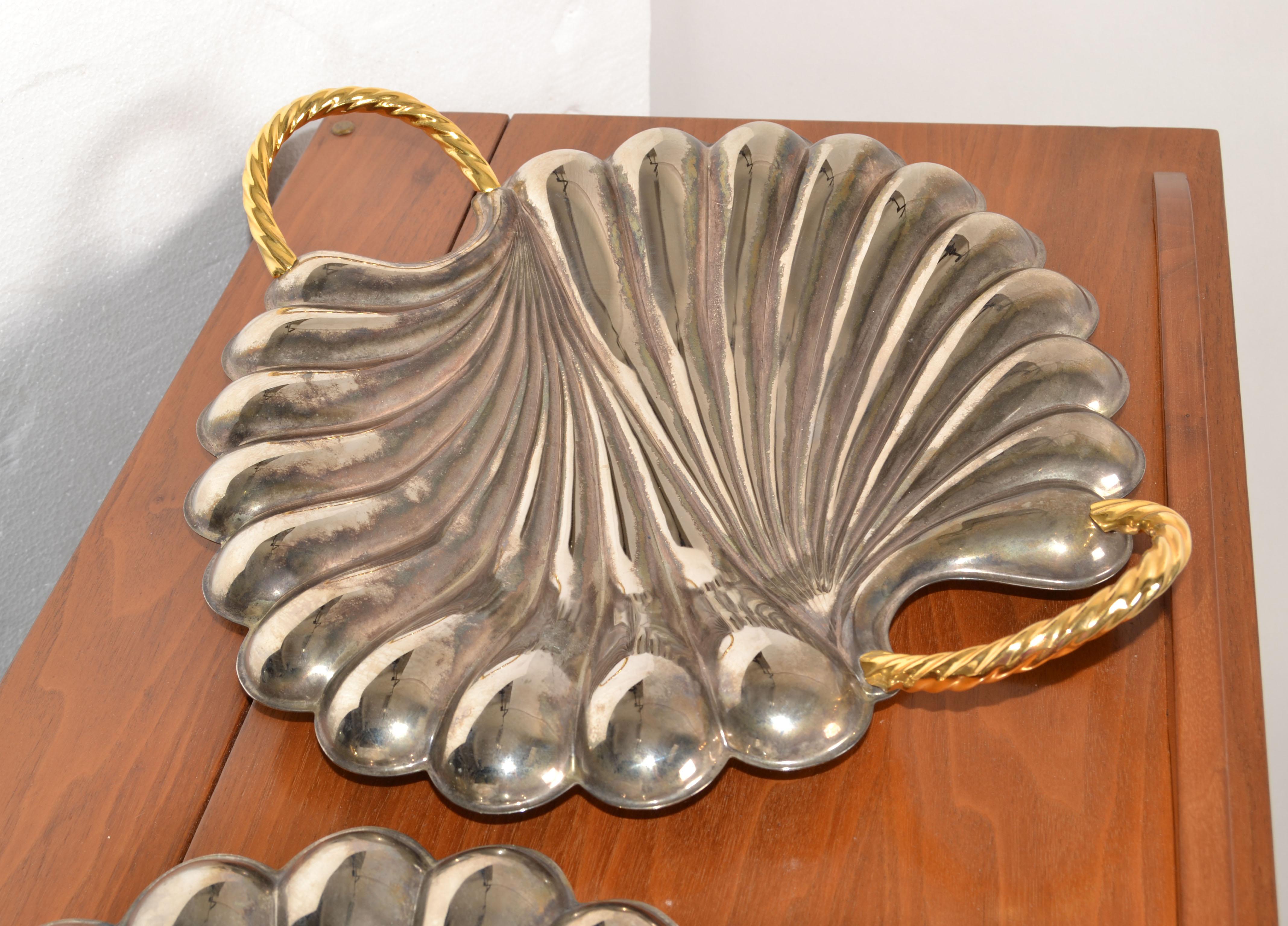 Pareja de bandejas vintage italianas Oneida Silverplate Swirl Brass Handle Shape Seashell en venta 2