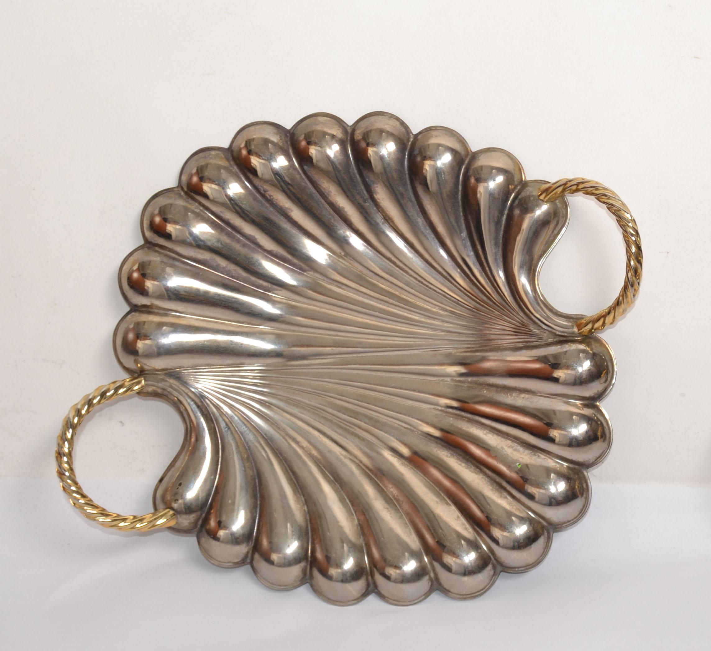 Pareja de bandejas vintage italianas Oneida Silverplate Swirl Brass Handle Shape Seashell en venta 3