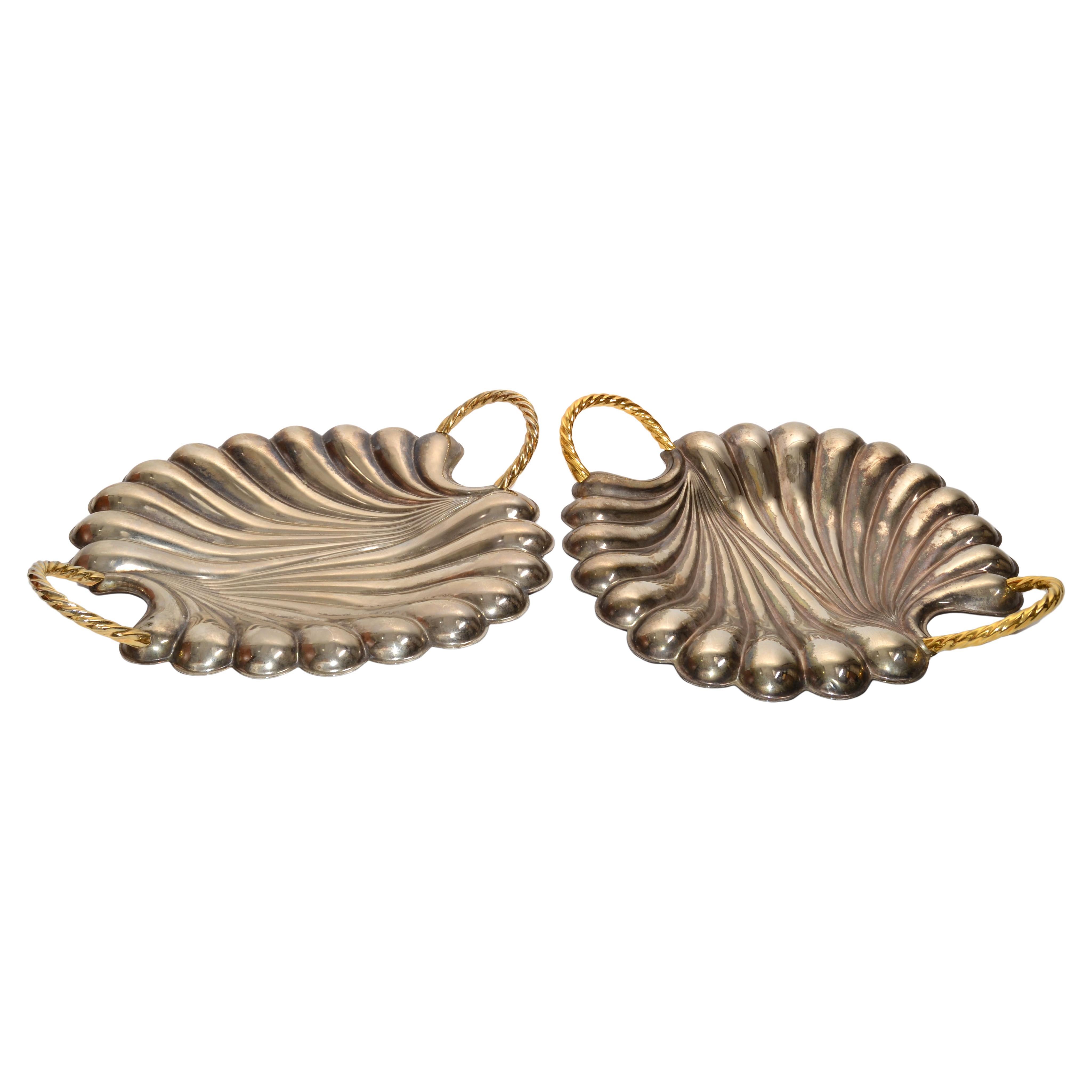 Pareja de bandejas vintage italianas Oneida Silverplate Swirl Brass Handle Shape Seashell en venta
