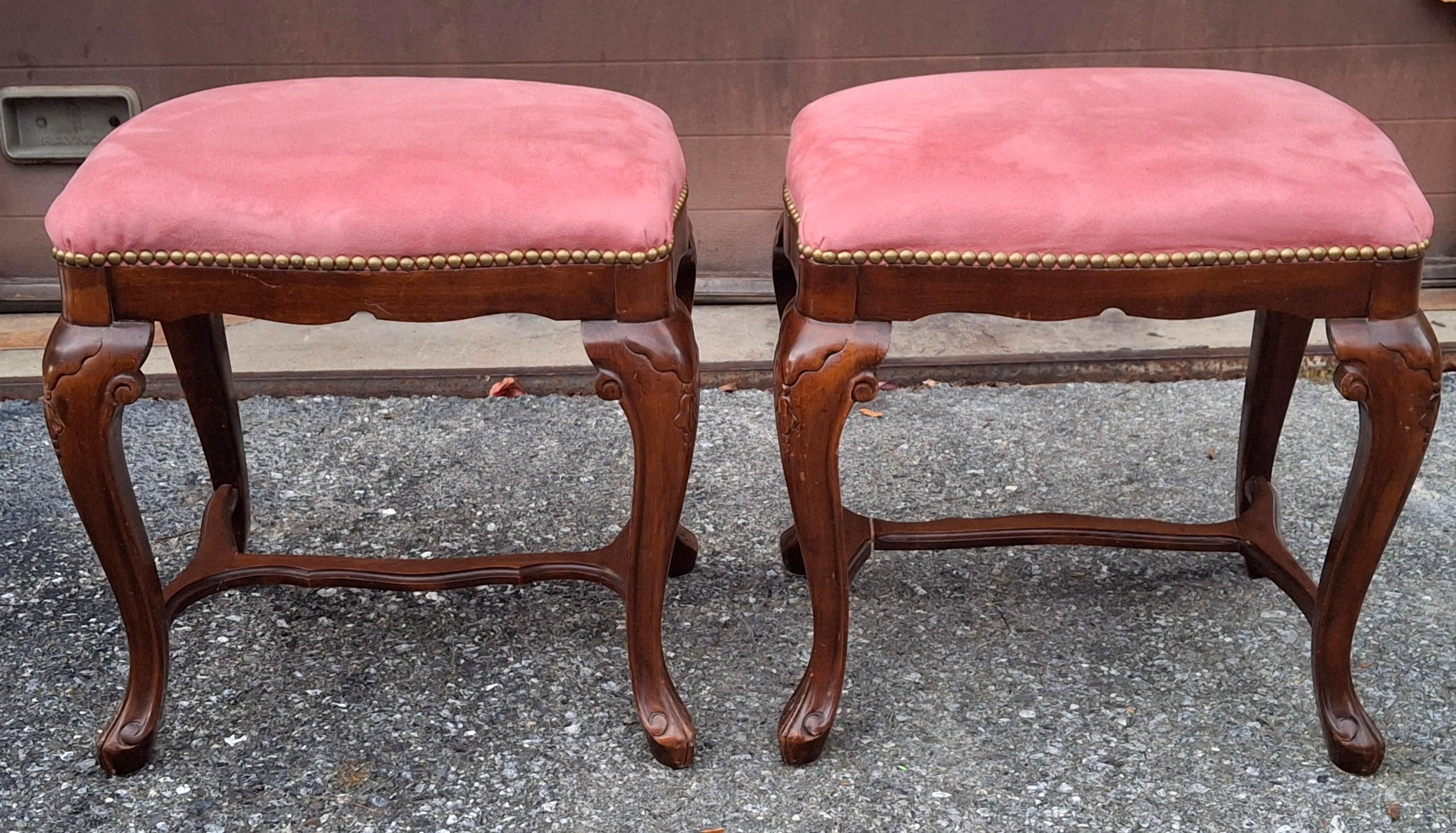 Sedia con schienale a botte imbottito e in noce in stile Regency di produzione italiana
 in ottime condizioni vintage.
La tappezzeria verde può apparire leggermente sbiadita nella foto, ma in realtà non è sbiadita.
Dimensioni:  20