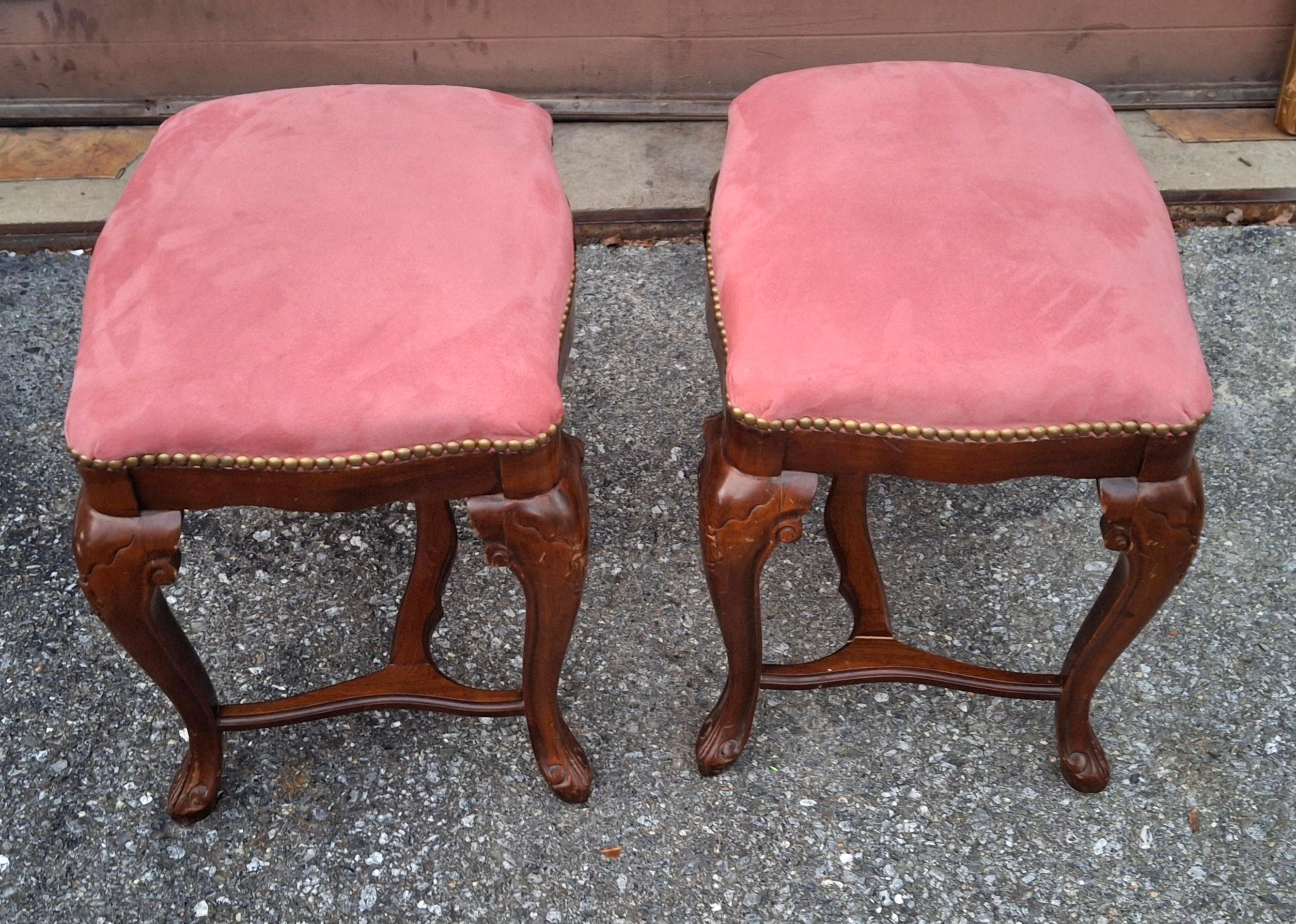 Pair Italian Walnut and Pink Suede Upholstered Low Stools Footstools In condizioni buone in vendita a Germantown, MD