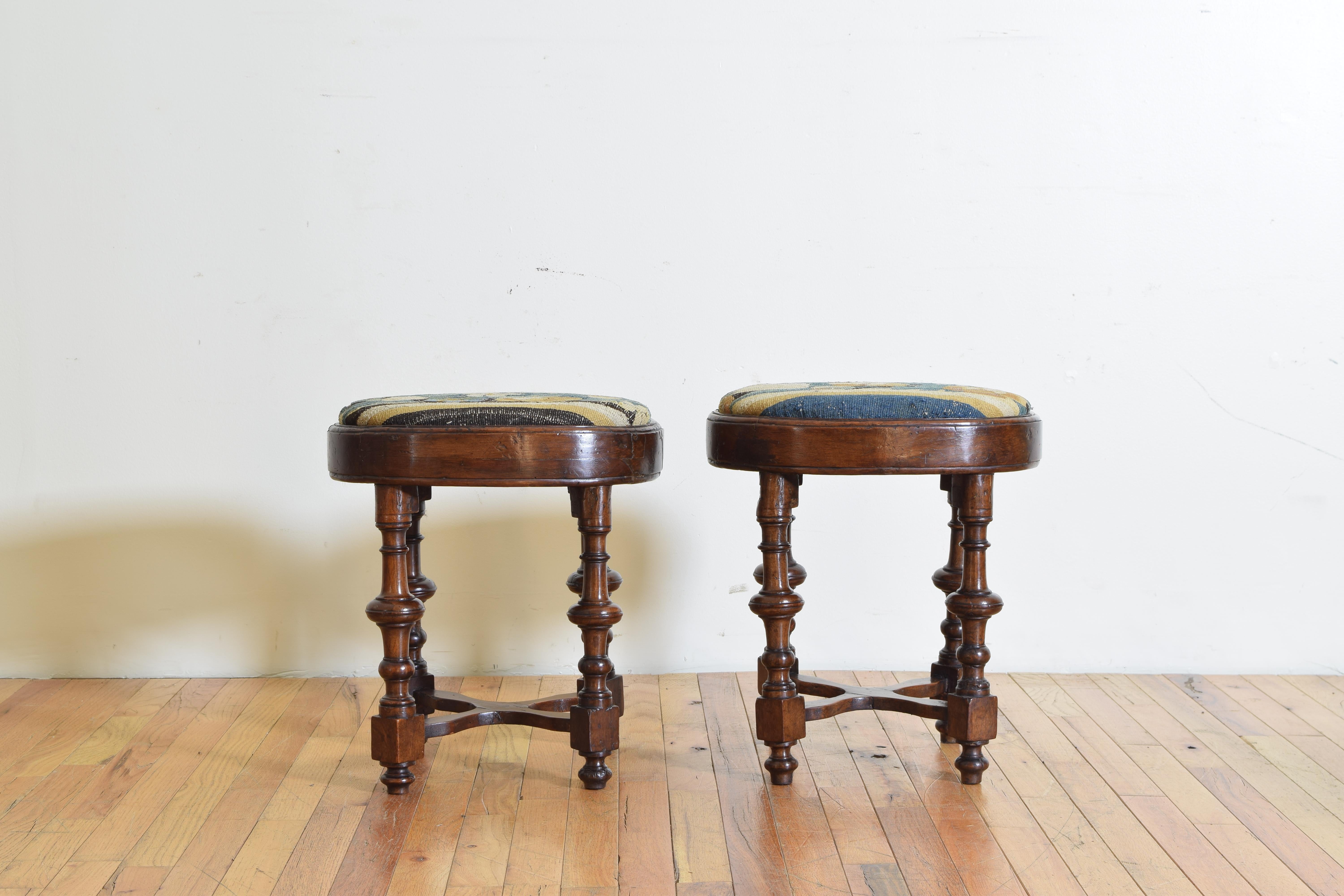 Pair of Italian Walnut and Tapestry Upholstered Footstools, Early 18th Century im Zustand „Gut“ in Atlanta, GA