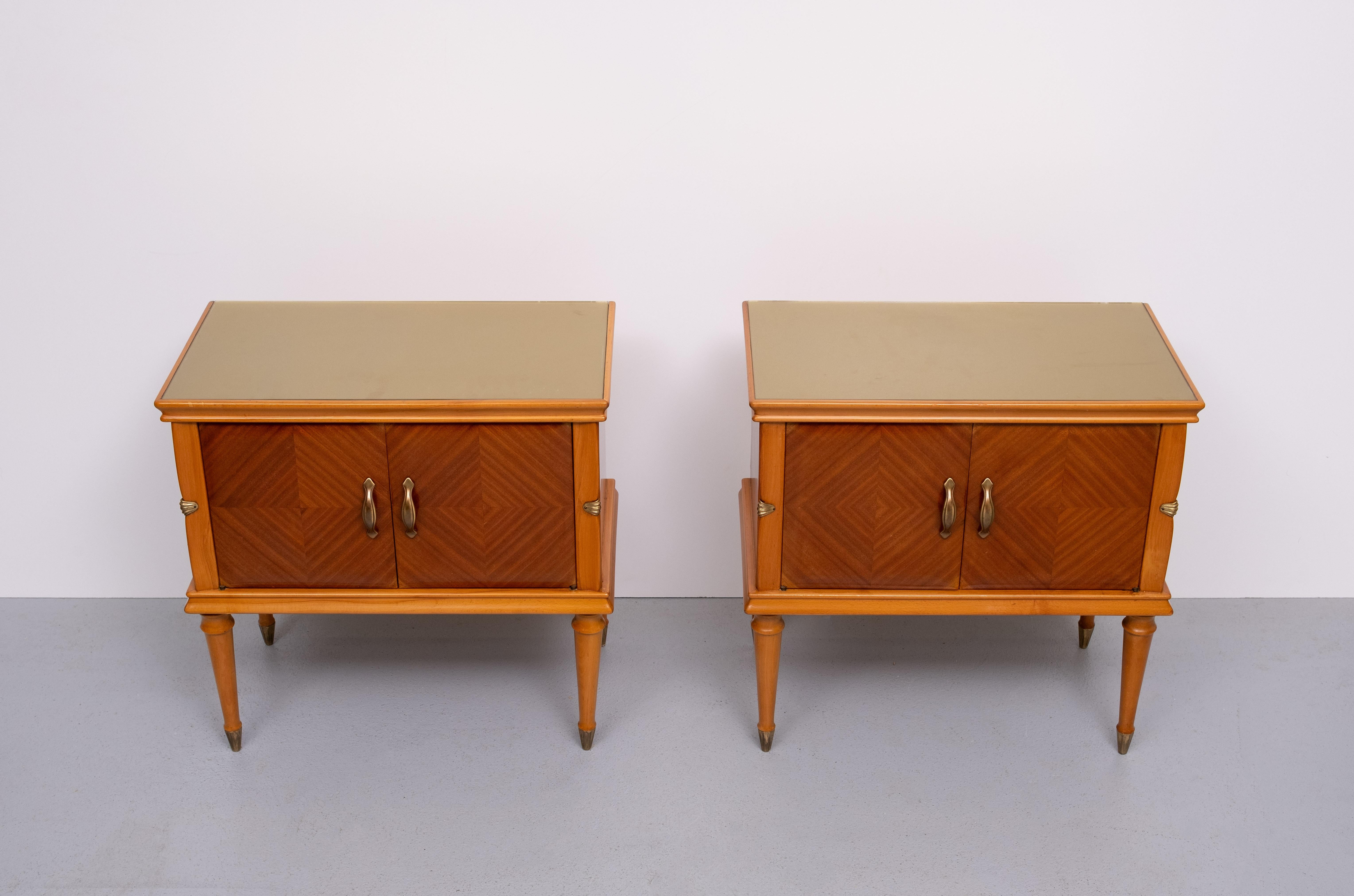 Guarda questa splendida coppia di comodini italiani. Walnut .viene fornito con
Piani in vetro d'oro . Ottime condizioni. 1950 Italiano.