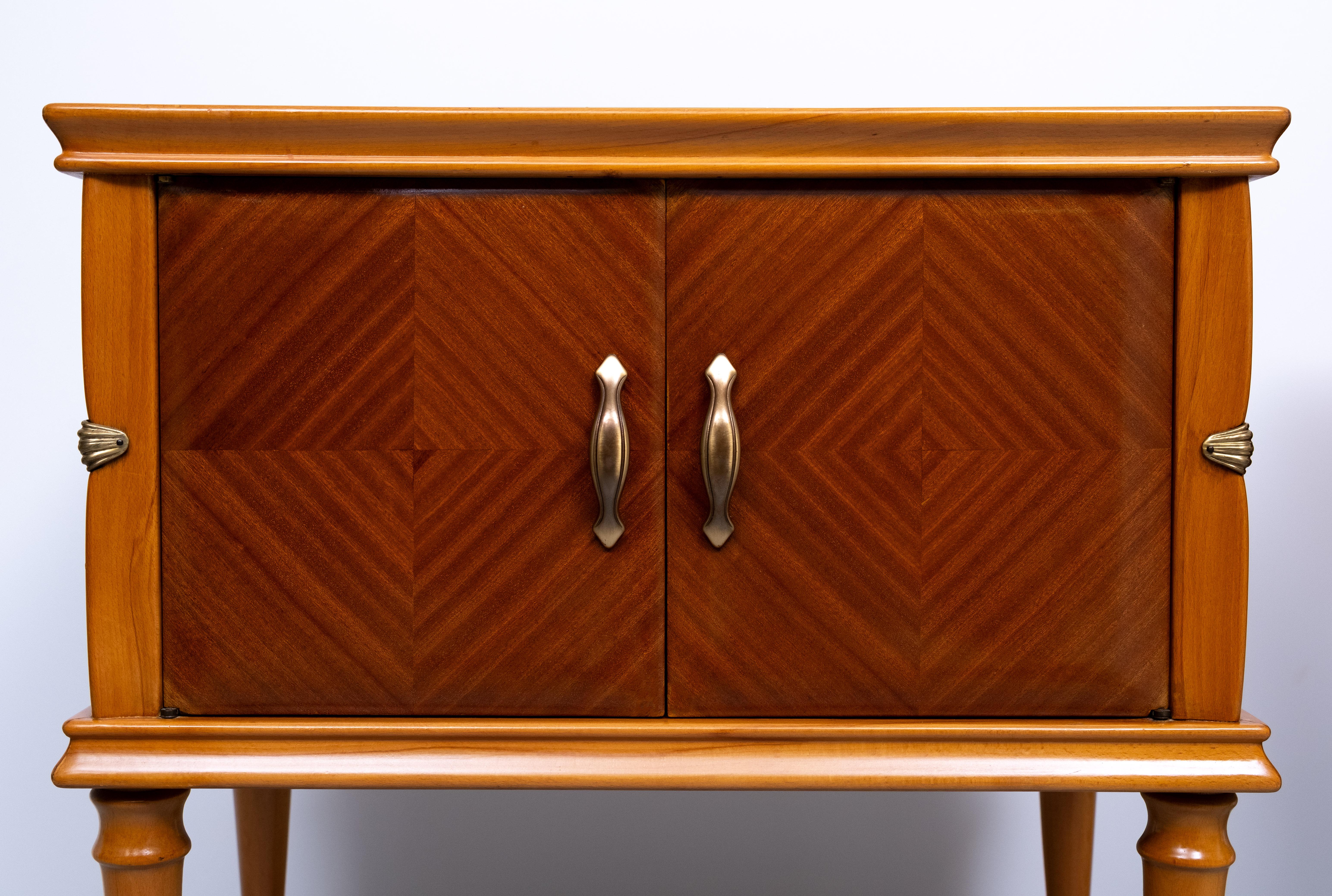 Mid-Century moderno coppia di comodini in noce italiano  1950s in vendita