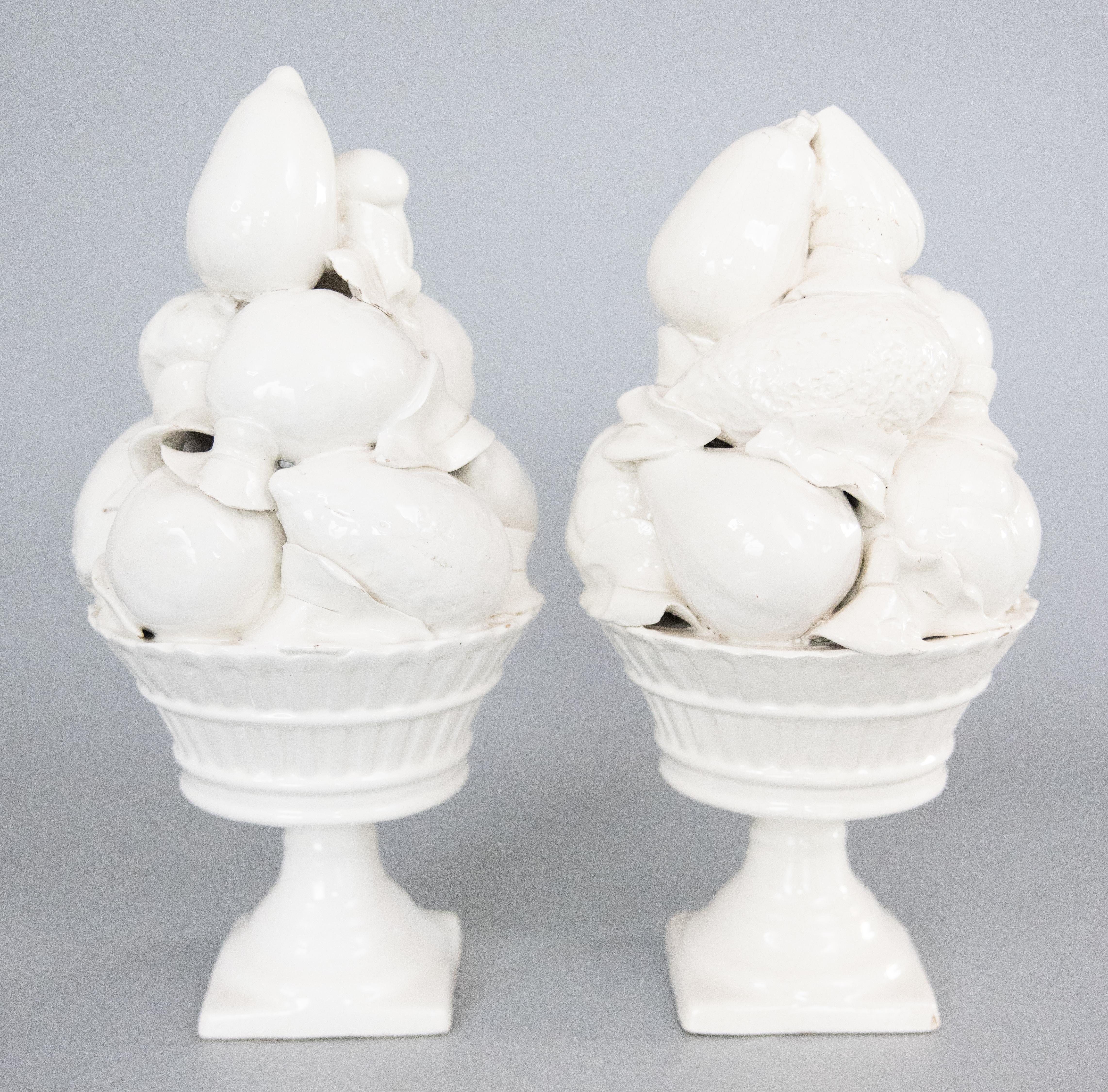 Pareja de centros de mesa italianos blancos de Blanc de Chine, c. 1950 Italiano en venta