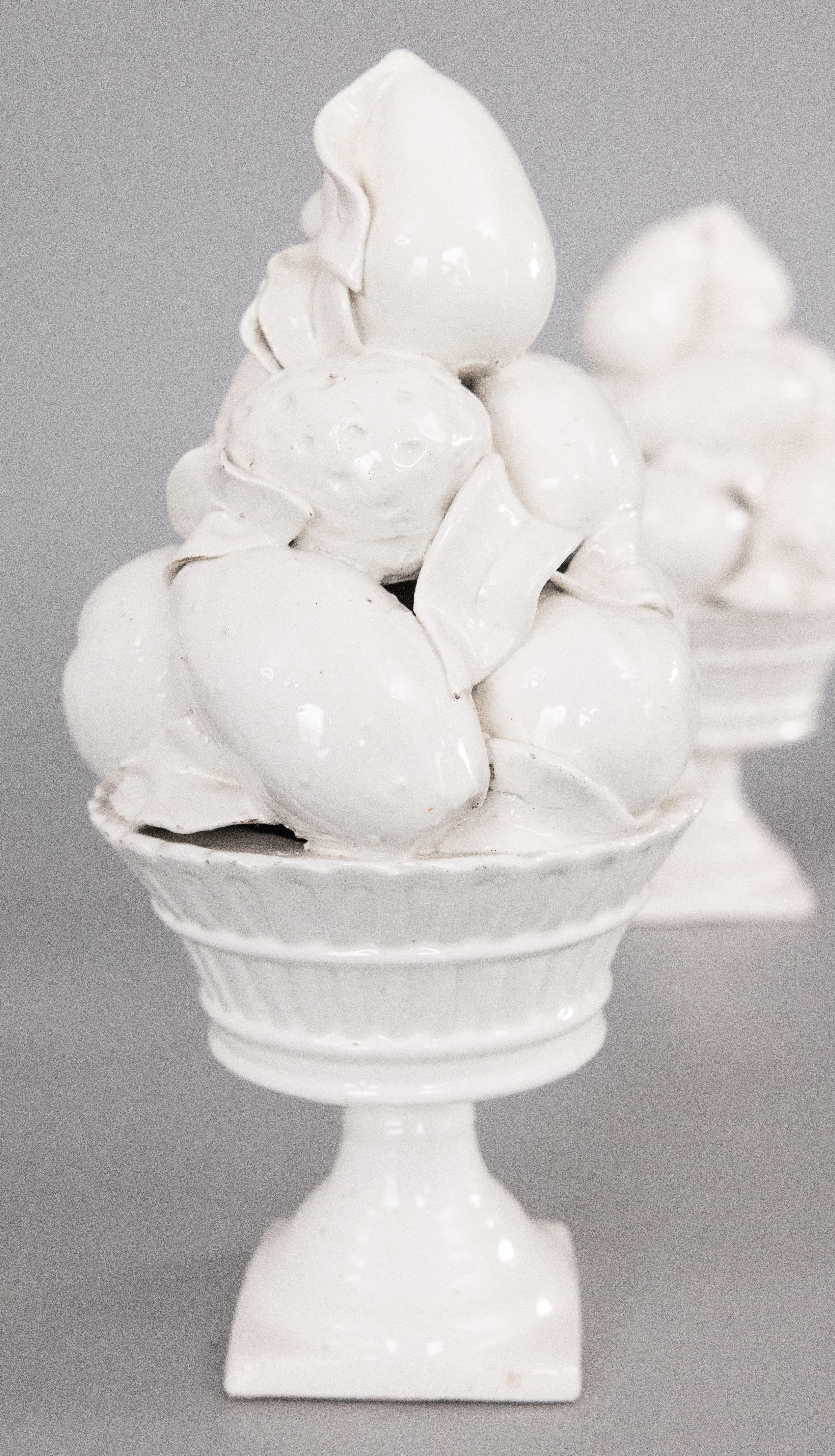 Pareja de centros de mesa italianos blancos de Blanc de Chine, c. 1950 Glaseado en venta