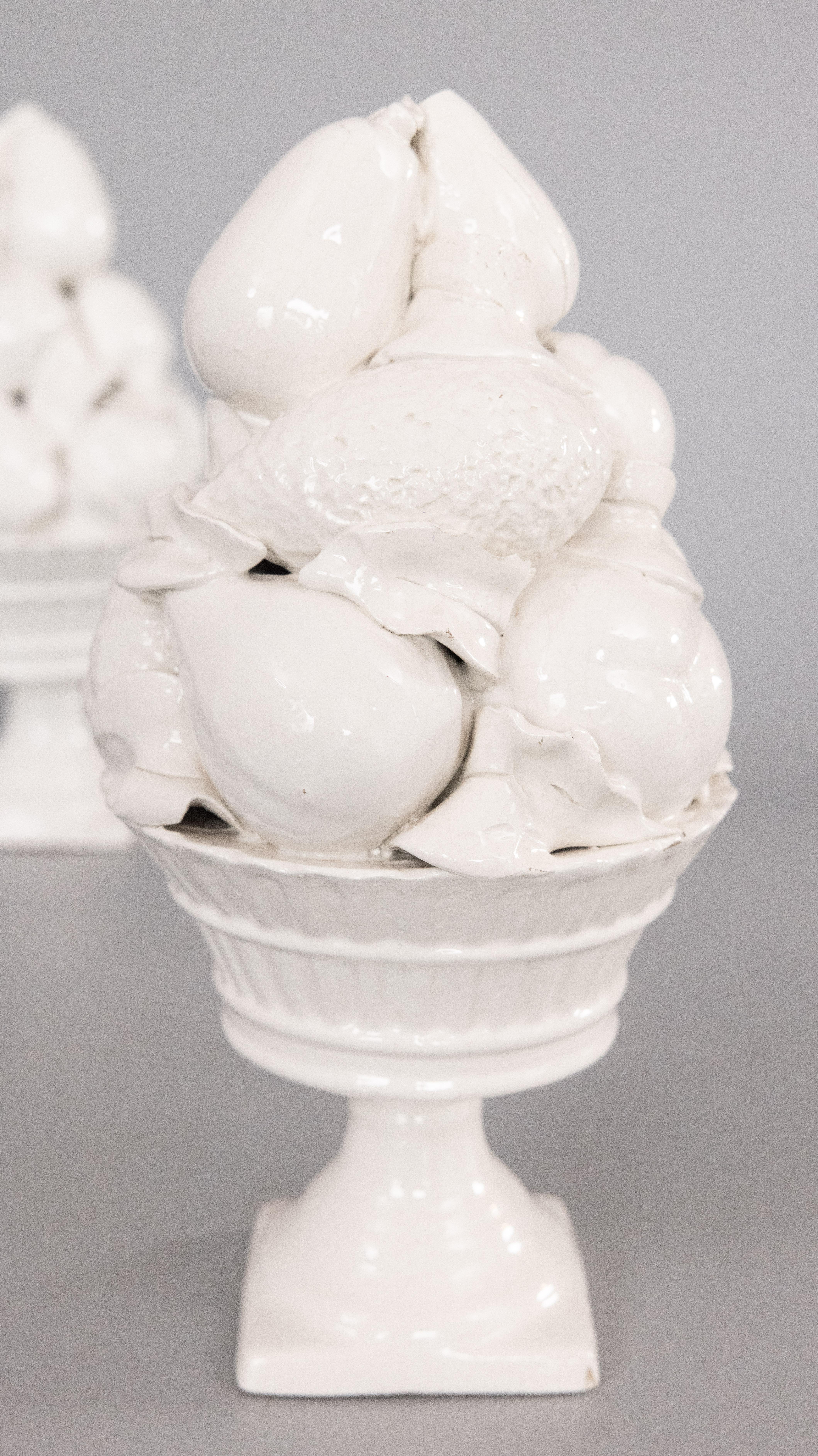 Pareja de centros de mesa italianos blancos de Blanc de Chine, c. 1950 en Bueno estado para la venta en Pearland, TX