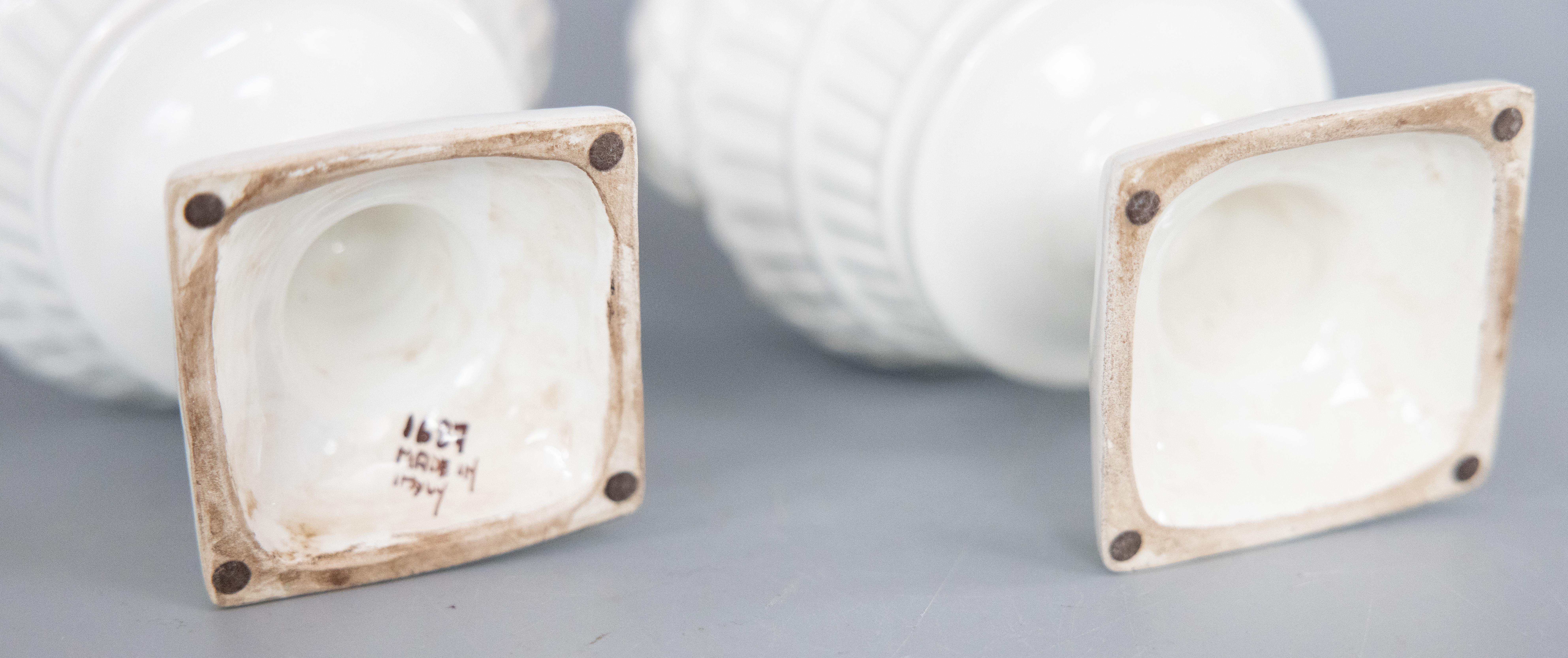 Pareja de centros de mesa italianos blancos de Blanc de Chine, c. 1950 siglo XX en venta