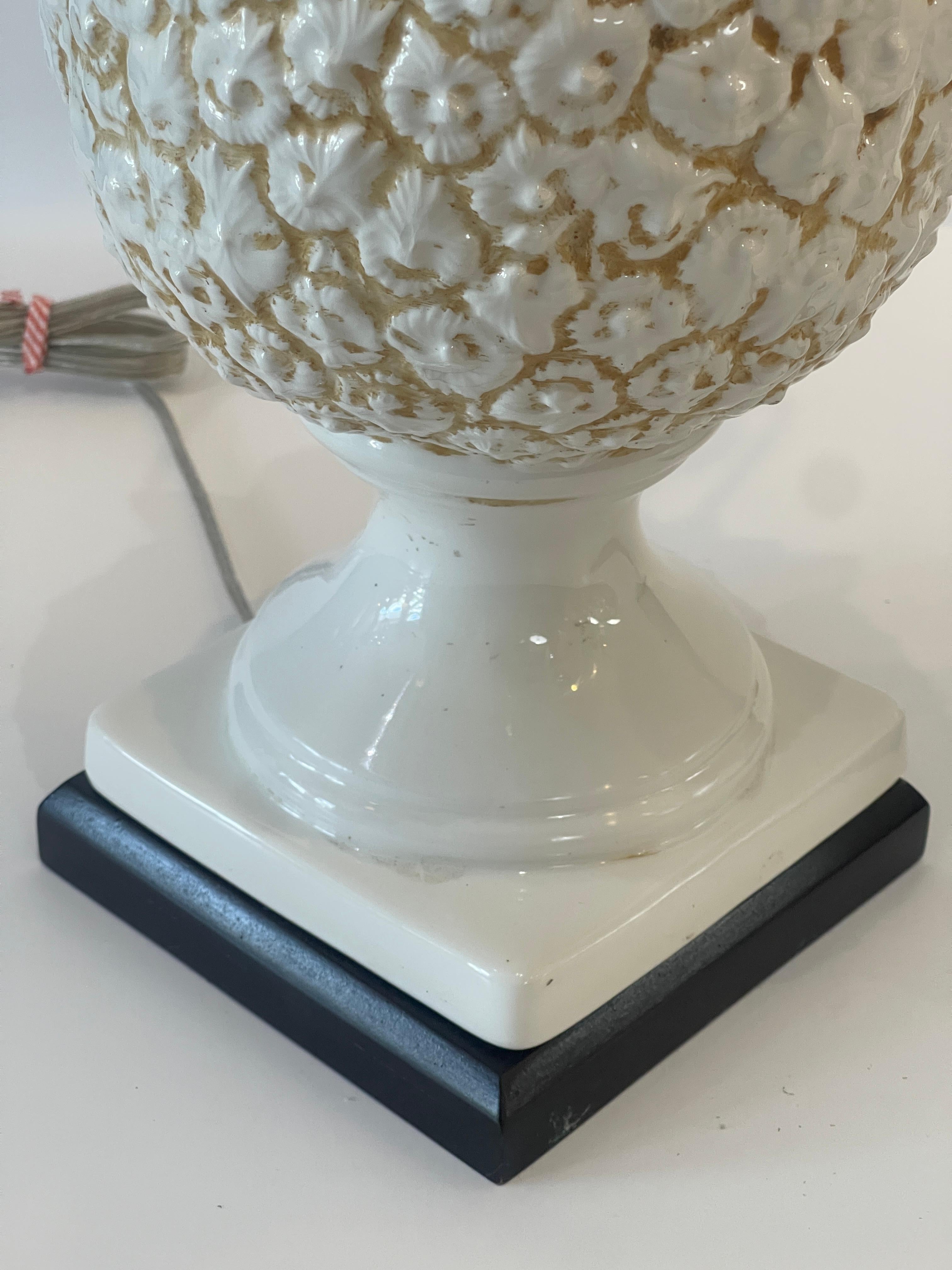 Coppia di lampade italiane ad ananas in ceramica smaltata bianca, anni '50 in vendita 2