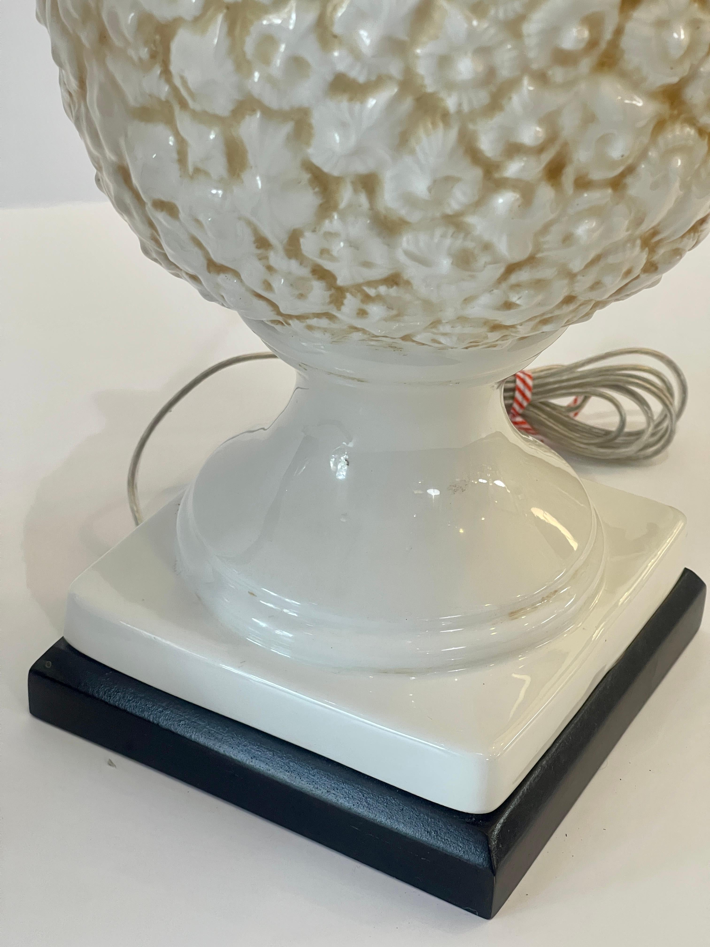 Coppia di lampade italiane ad ananas in ceramica smaltata bianca, anni '50 in vendita 3