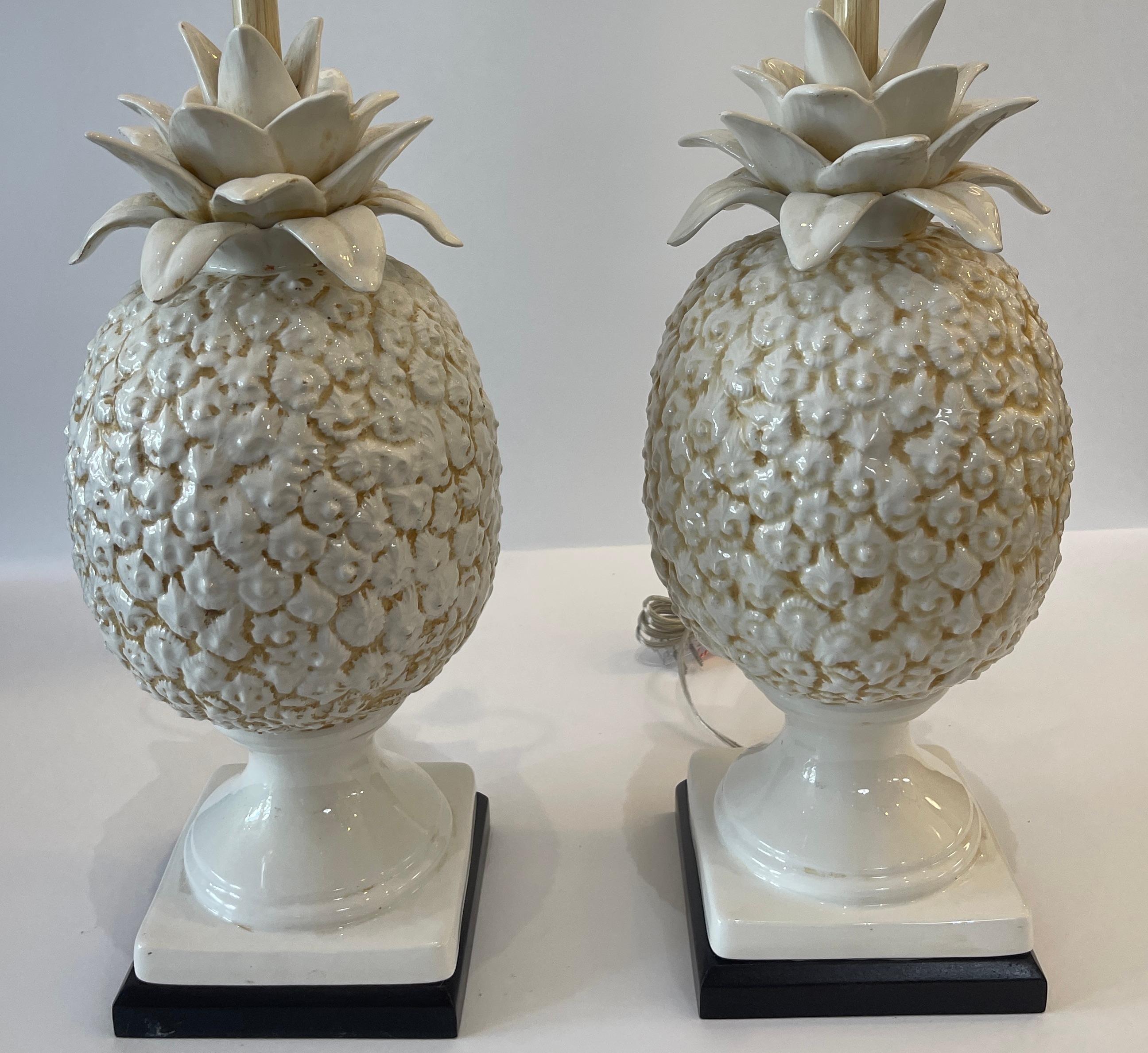 Solo in questa grande coppia di lampade italiane ad ananas in ceramica smaltata bianca, anni '50.
Queste lampade sono tutte originali, patinate, senza scheggiature o riparazioni.
Recentemente è stato ricablato.
L'altezza totale fino ai terminali è