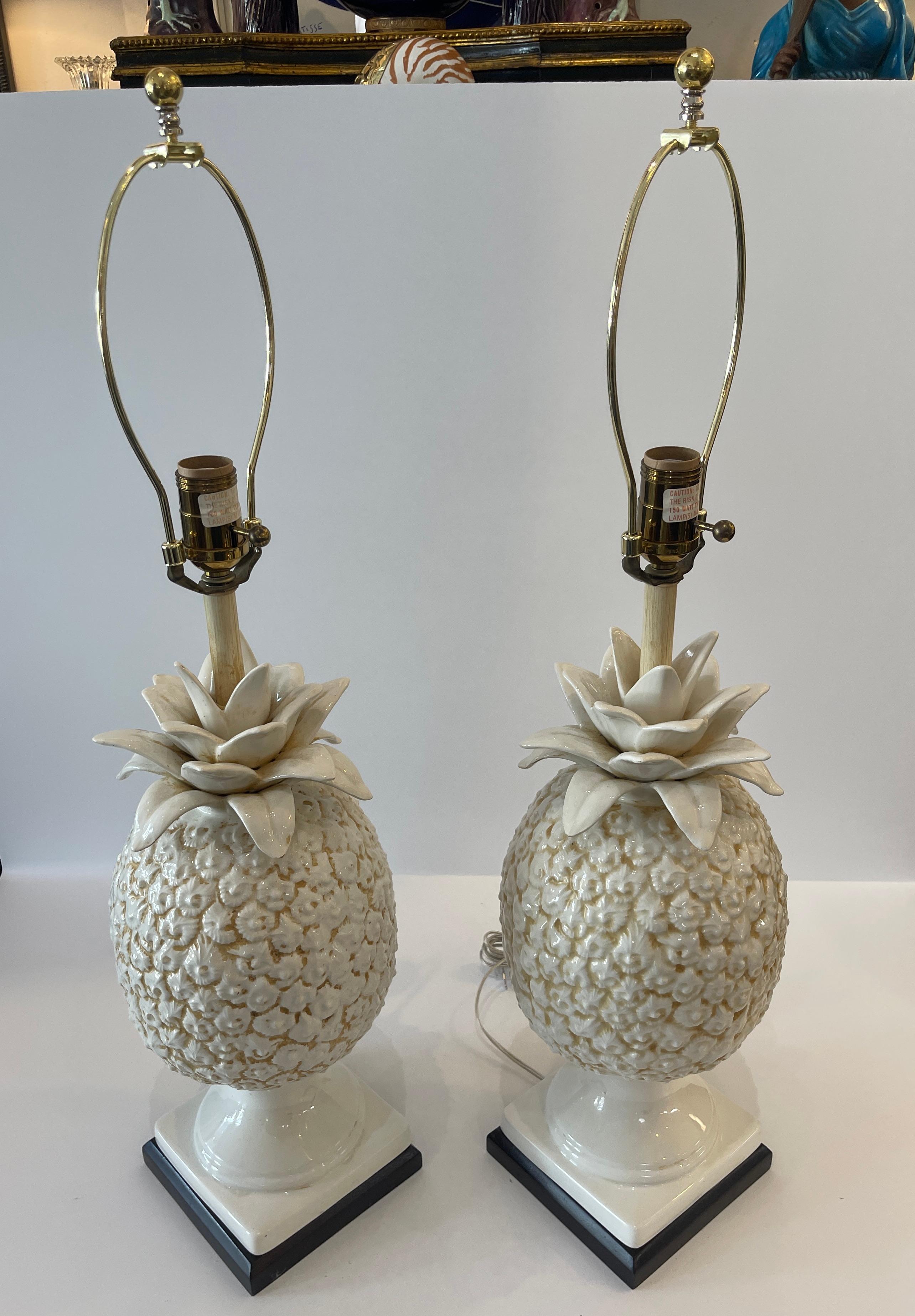 Hollywood Regency Coppia di lampade italiane ad ananas in ceramica smaltata bianca, anni '50 in vendita