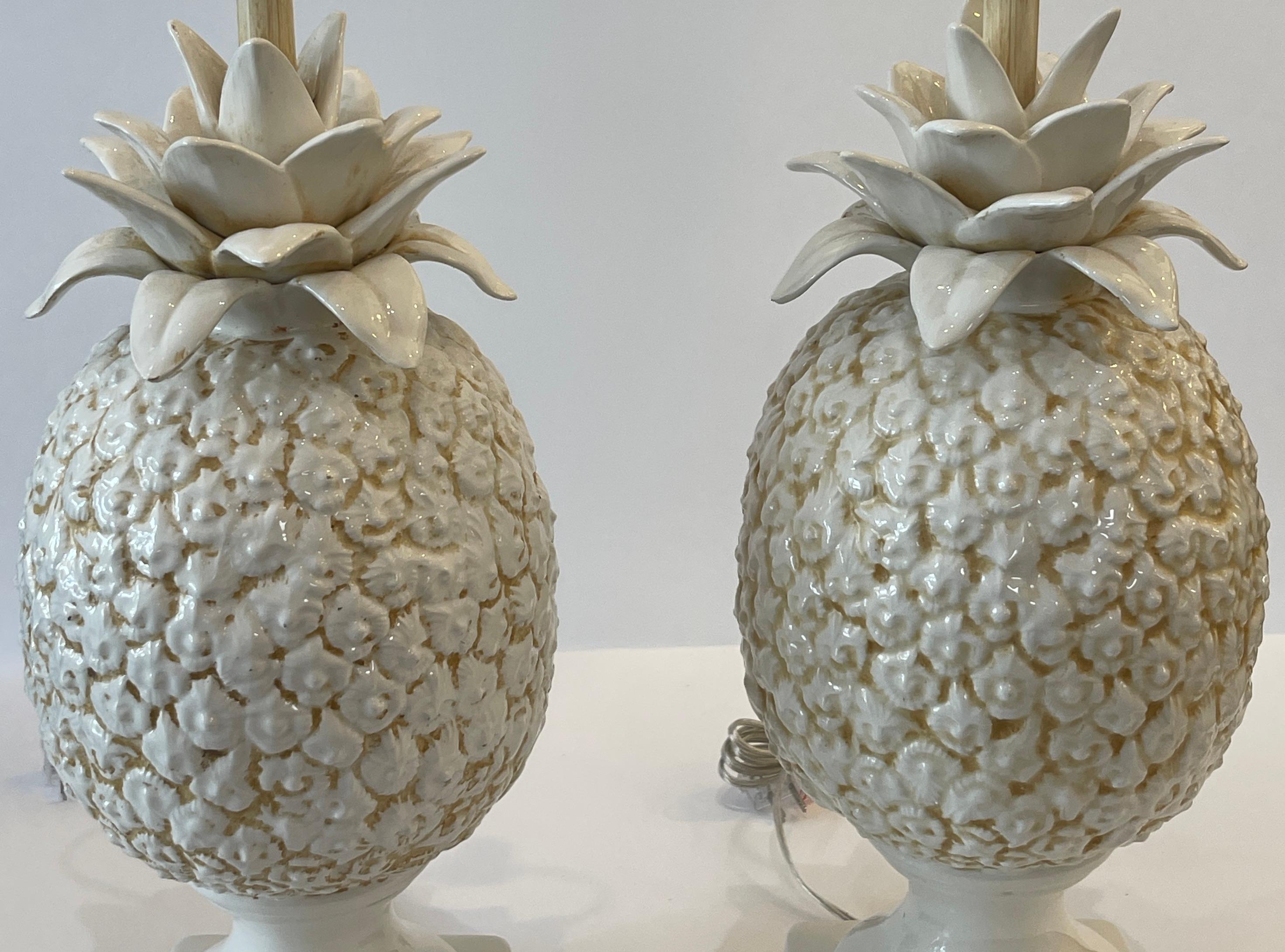 Italiano Coppia di lampade italiane ad ananas in ceramica smaltata bianca, anni '50 in vendita