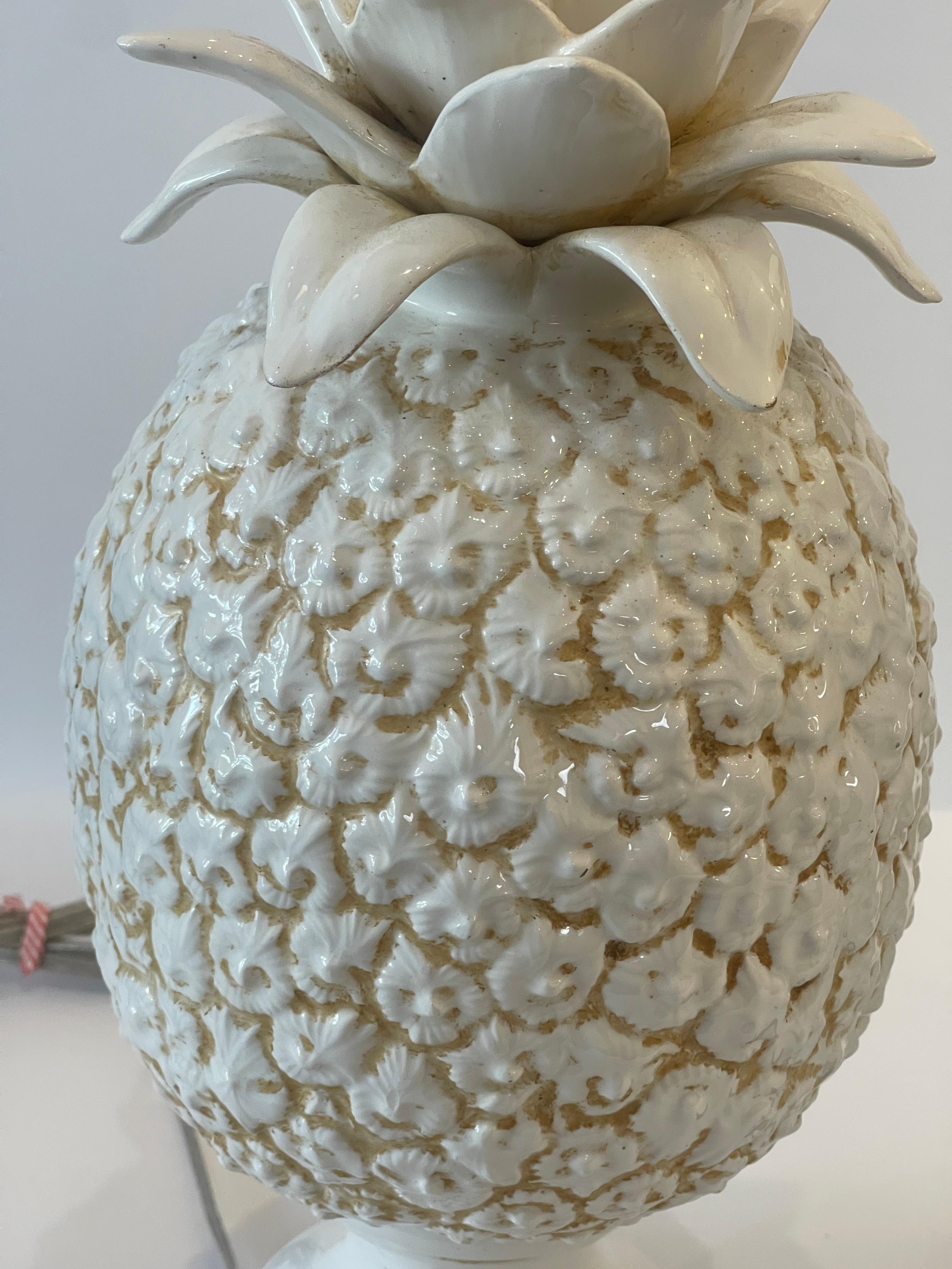 Fatto a mano Coppia di lampade italiane ad ananas in ceramica smaltata bianca, anni '50 in vendita