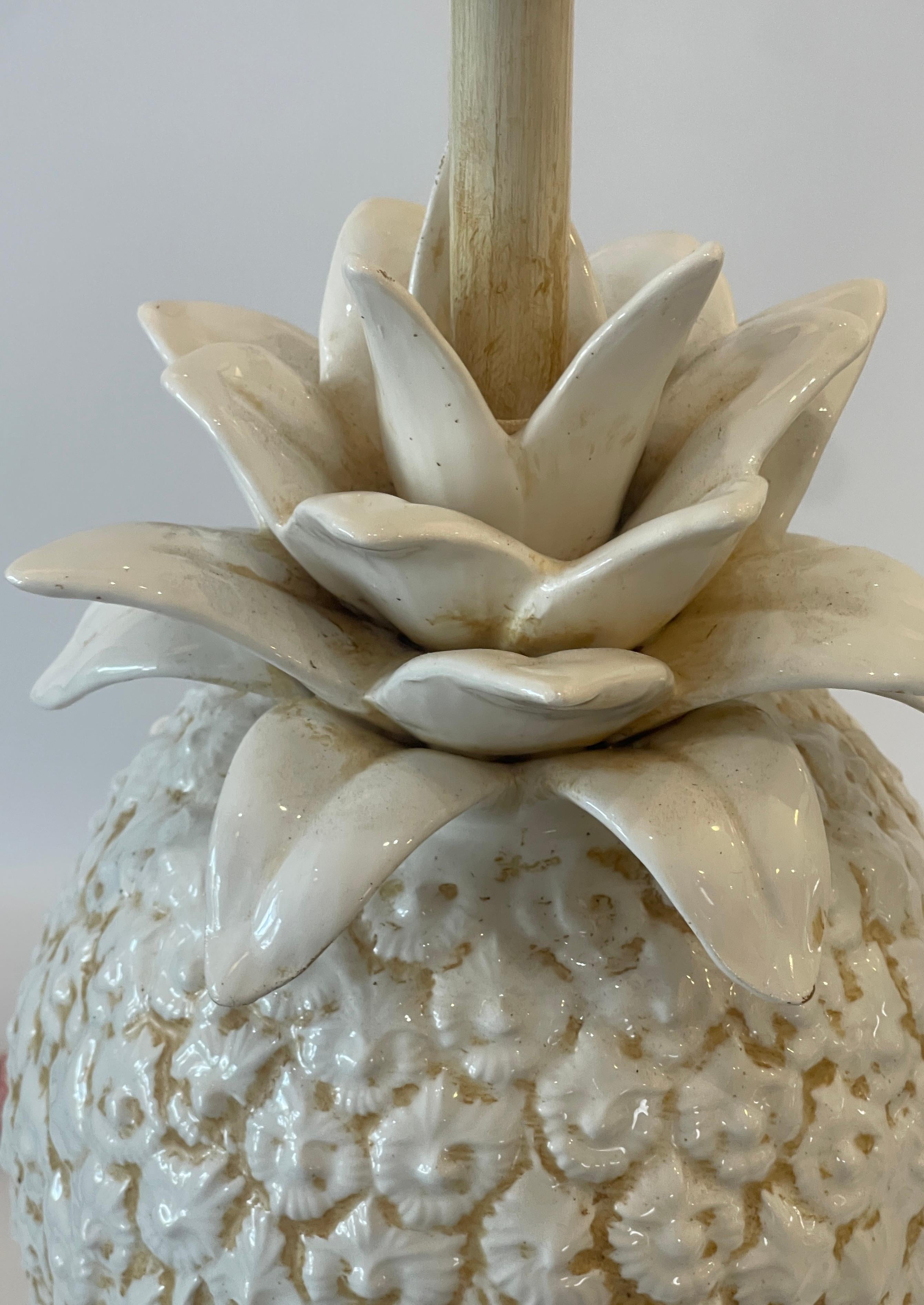 Coppia di lampade italiane ad ananas in ceramica smaltata bianca, anni '50 In condizioni buone in vendita a West Palm Beach, FL