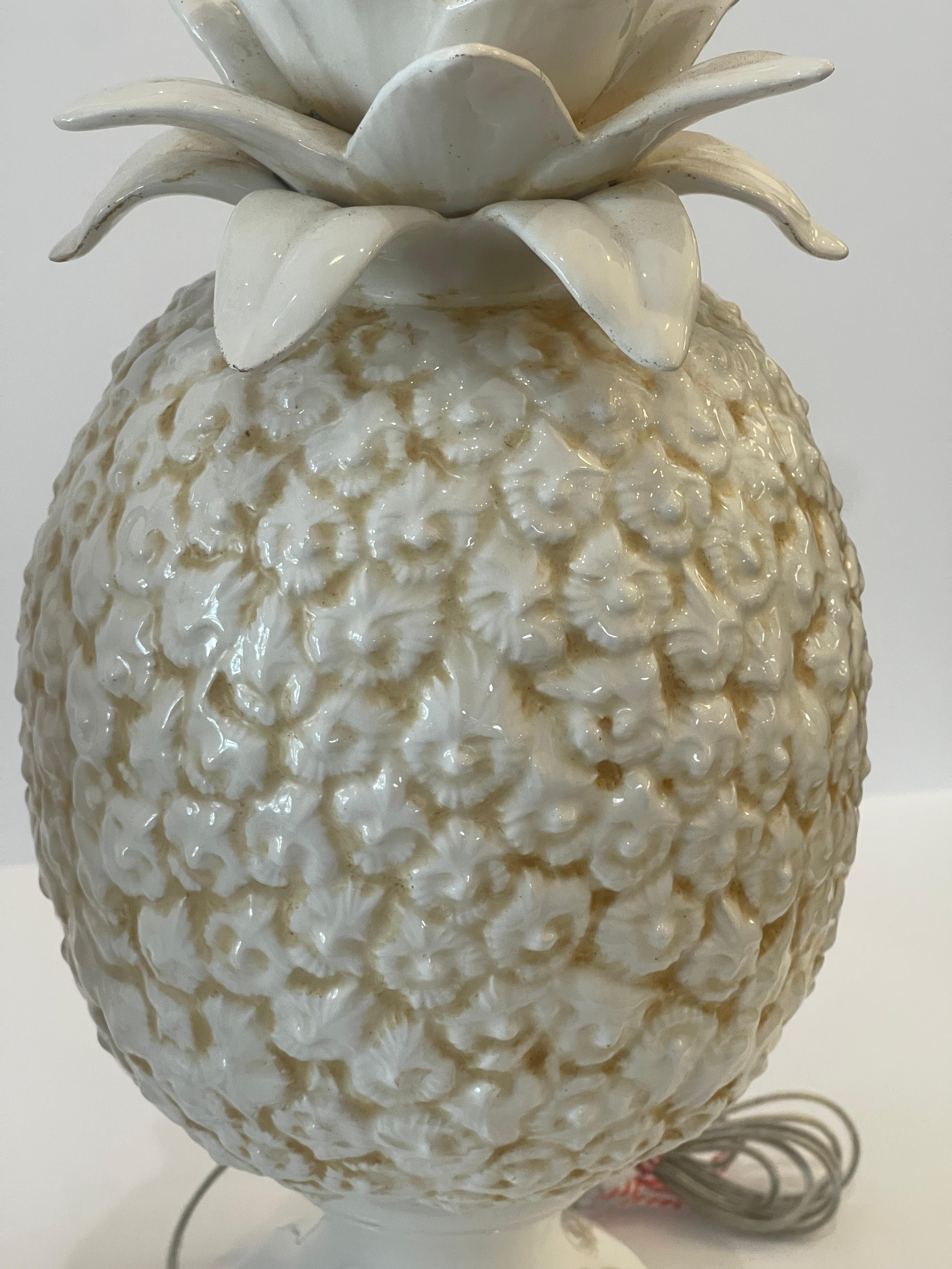 Metà XX secolo Coppia di lampade italiane ad ananas in ceramica smaltata bianca, anni '50 in vendita