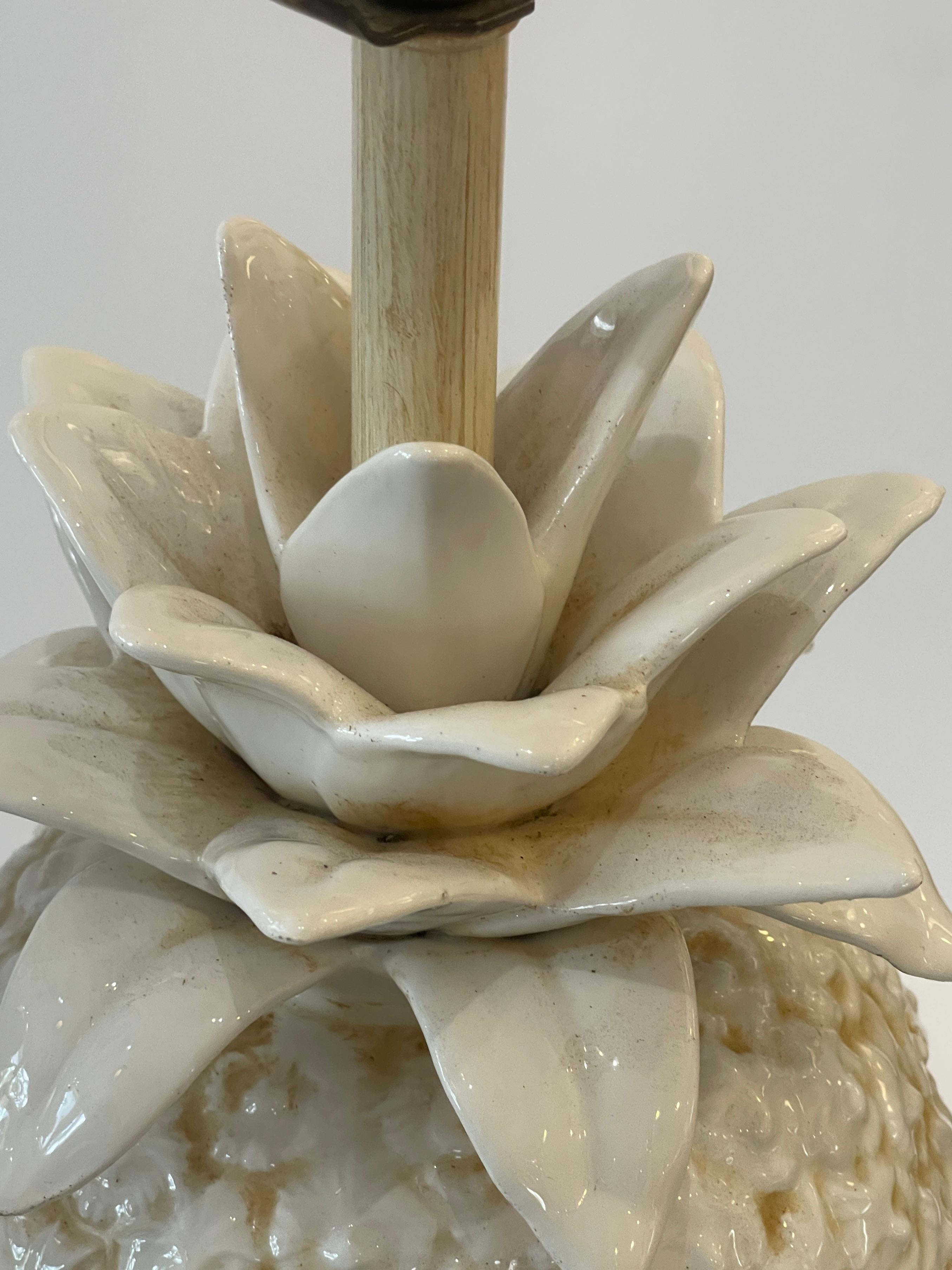 Ceramica Coppia di lampade italiane ad ananas in ceramica smaltata bianca, anni '50 in vendita