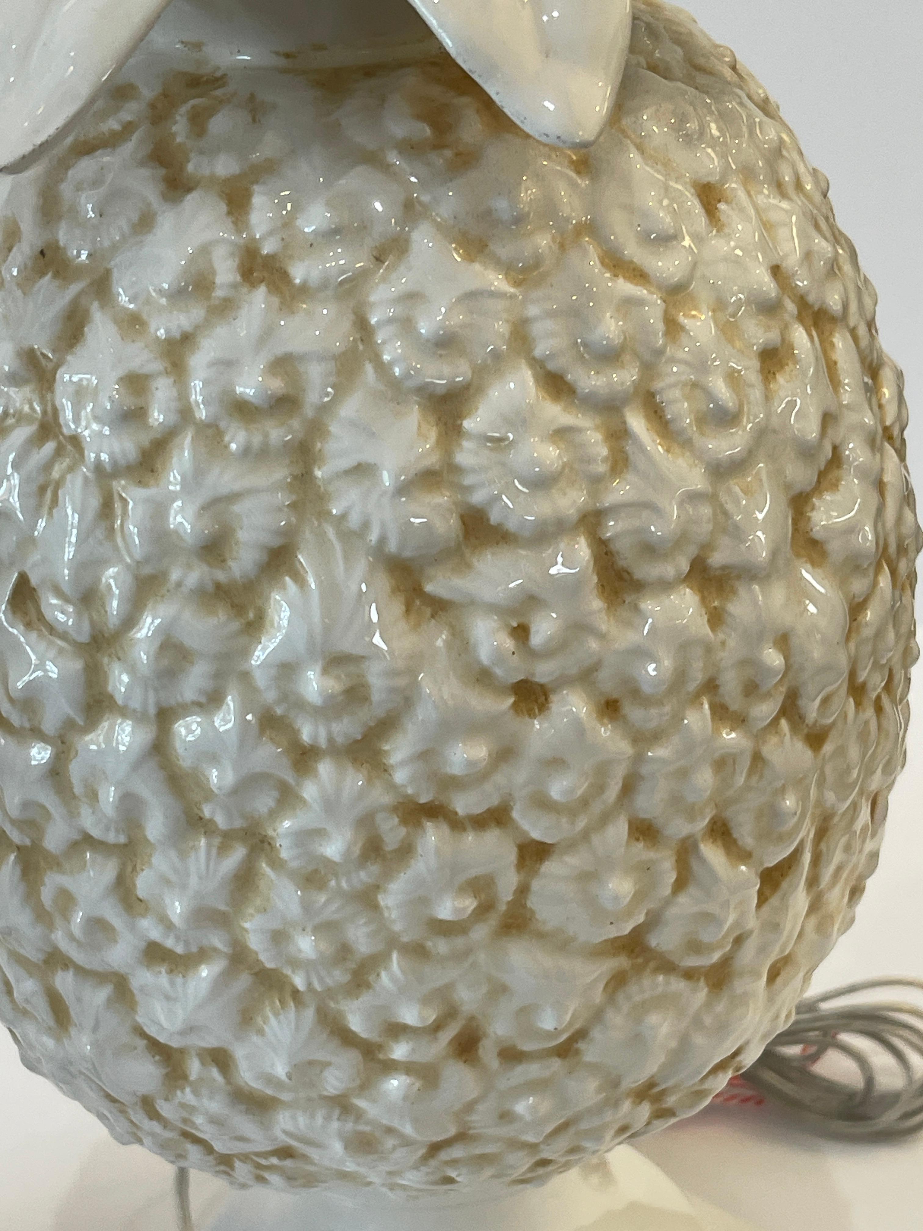 Coppia di lampade italiane ad ananas in ceramica smaltata bianca, anni '50 in vendita 1