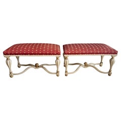 Paire de bancs italiens en tapisserie blanche et partiellement dorée
