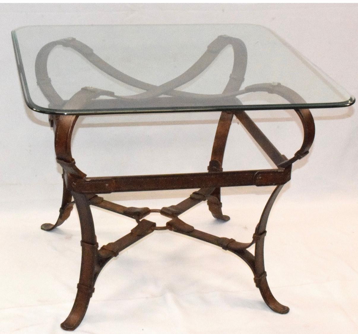 A la manière de Jacques Adnet (français, 1901-1984) pour Hermès, cette élégante paire de tables d'appoint en fer à motif équestre illustre le goût du milieu du siècle français pour le modernisme inspiré par l'équitation et les campagnes. Réalisée en